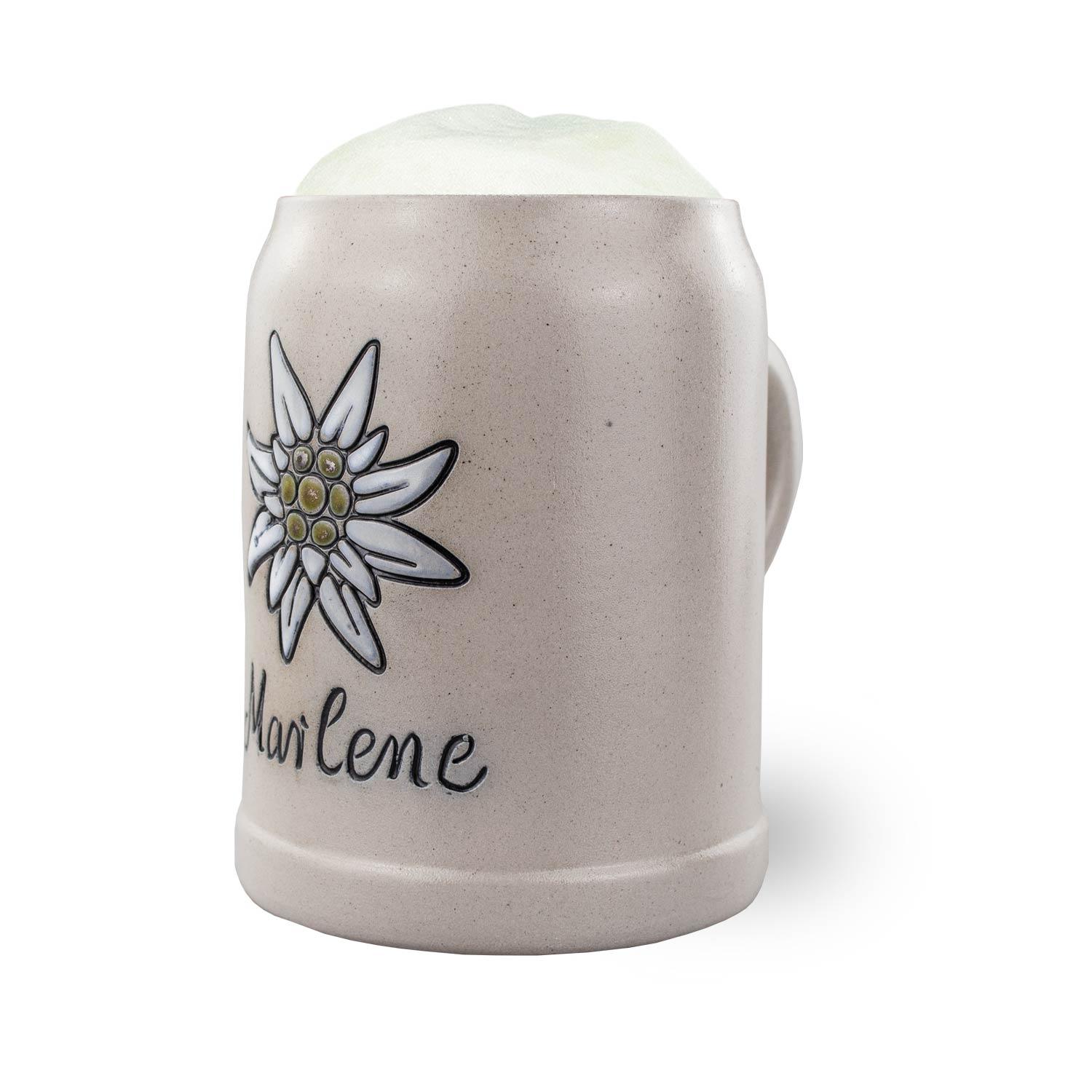 PREMIUM Bierkrug Edelweiß mit graviertem Edelweiß und schriftlichem "Marlene" Schriftzug, gefüllt mit Bierschaum.