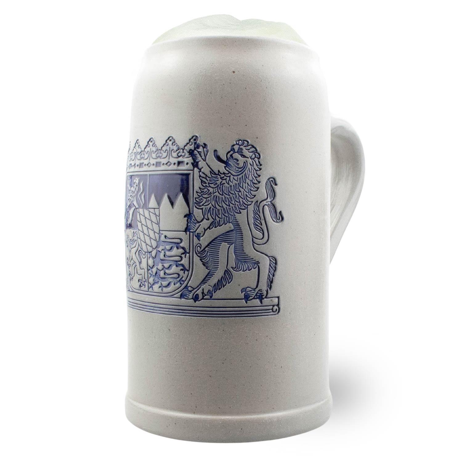 PREMIUM Bierkrug Freistaat Bayern, heller Steingutkrug mit detailliertem blauen bayerischem Wappen und Henkel