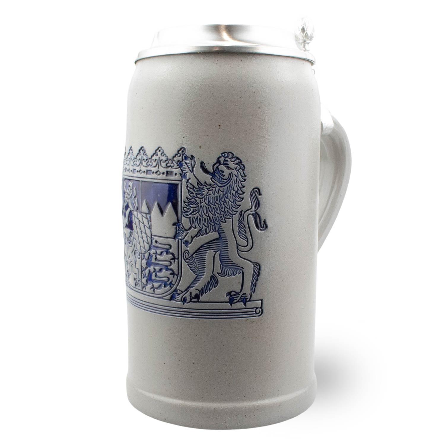 PREMIUM Bierkrug Freistaat Bayern, Steingutkrug mit detailliertem blauen Bayernwappen und Zinndeckel, traditionell.