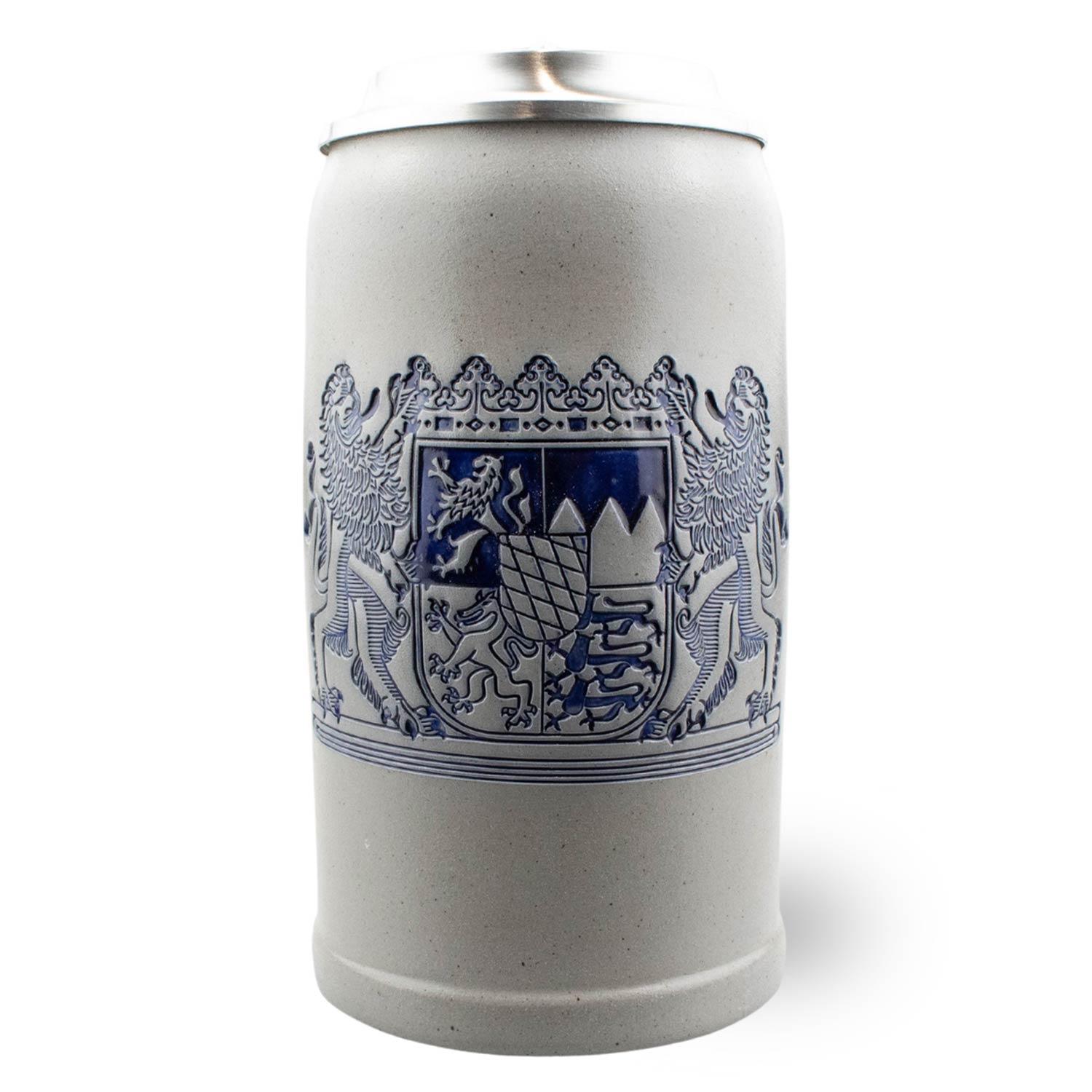 Blaugrauer PREMIUM Bierkrug Freistaat Bayern aus Keramik mit geprägtem Wappen und Zinndeckel.