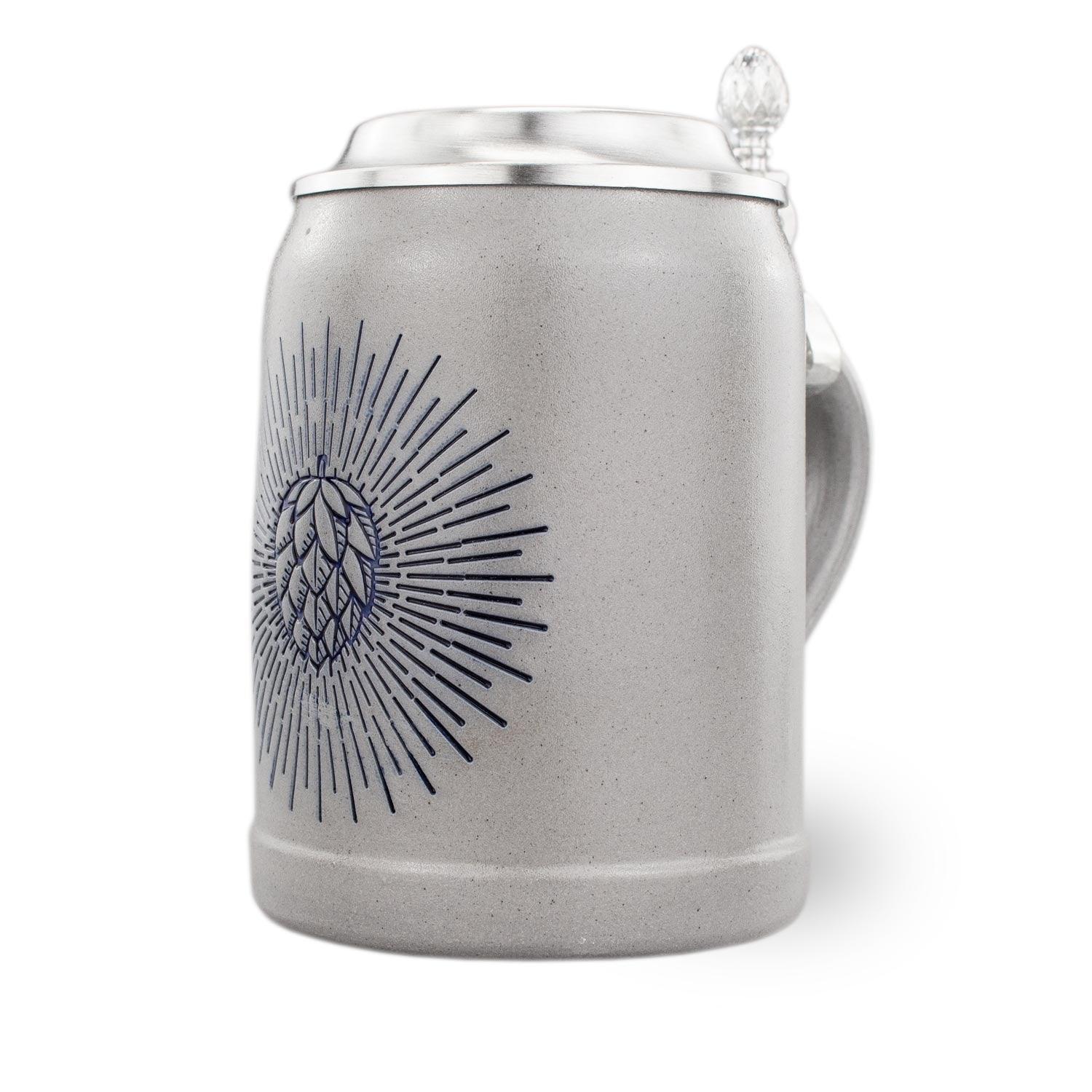 PREMIUM Bierkrug Holy Hopfen aus grauem Steingut mit blauem Hopfen-Design und Zinndeckel, perfekt für Bierliebhaber.