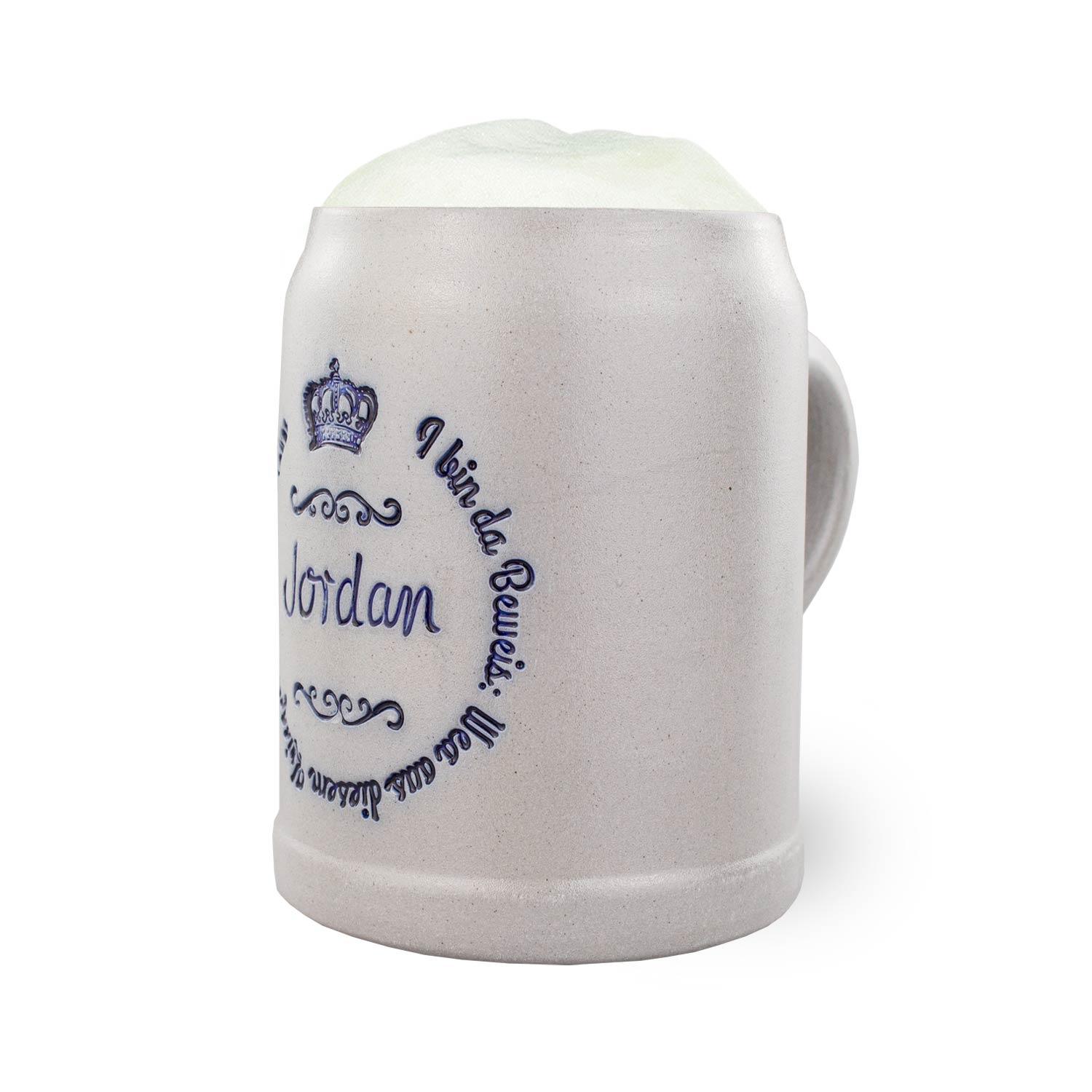 Keramik-Bierkrug mit personalisierter blauer Aufschrift Jordan und Krone, gefüllt mit Schaum.