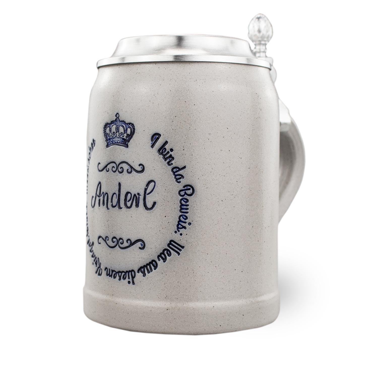 Grauer Keramik-Bierkrug mit Zinndeckel und blauer Gravur: Krone, "Anderl" und bayerischer Spruch.