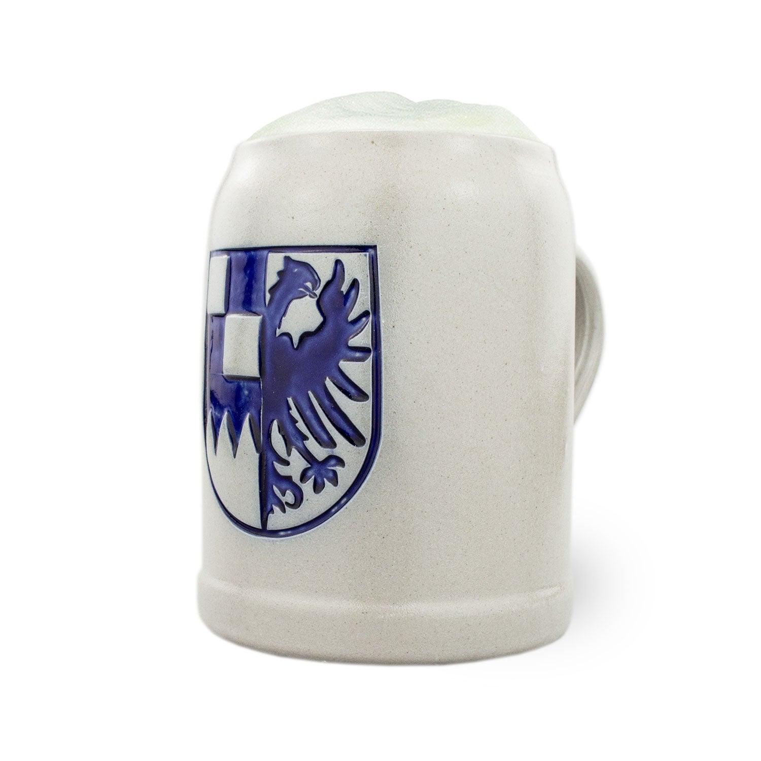 PREMIUM Bierkrug Mittelfranken aus Keramik mit blauem, geprägten Wappen vor weißem Hintergrund.