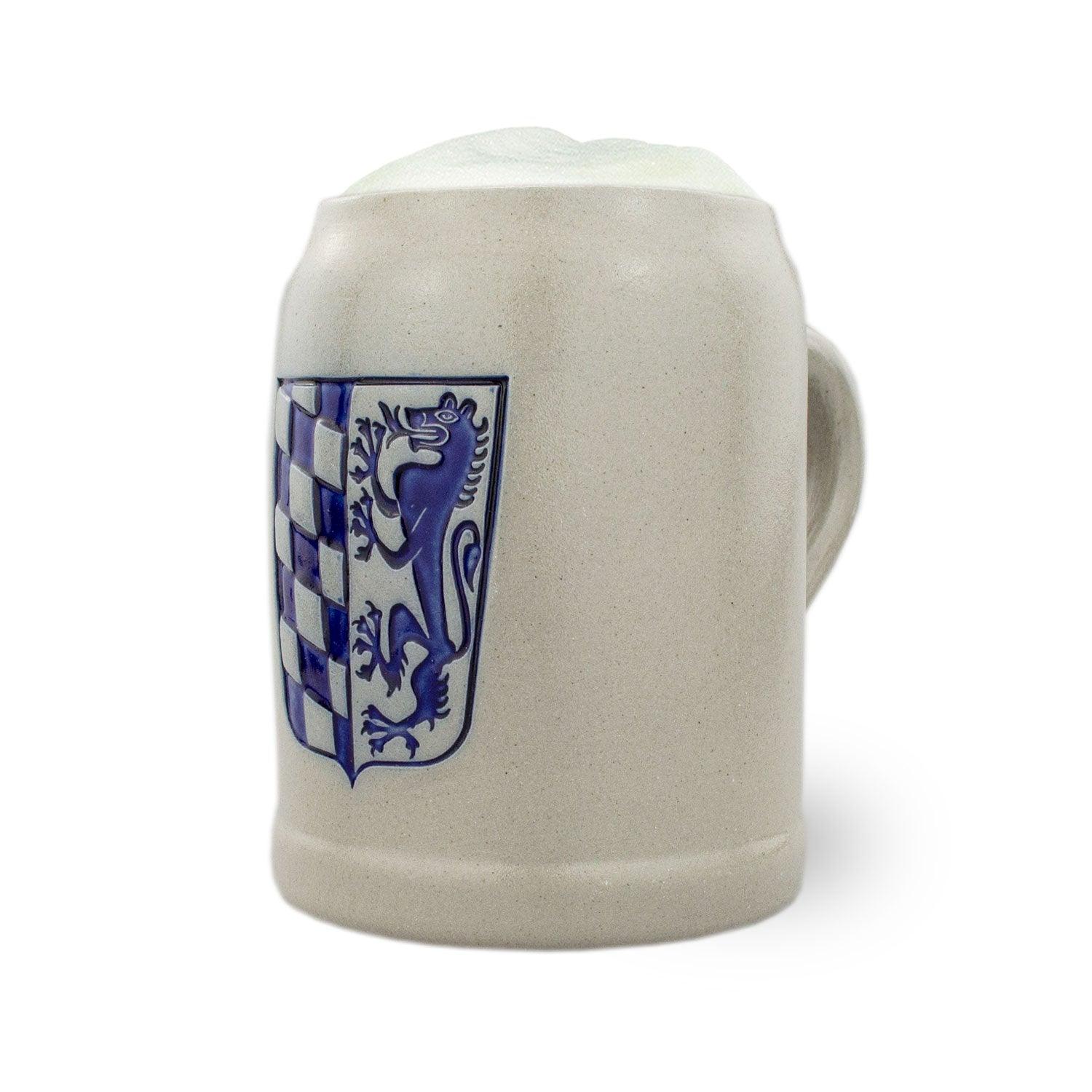 PREMIUM Bierkrug Niederbayern, traditioneller Steinkrug mit bayerischem Wappen, gefüllt mit Schaum.