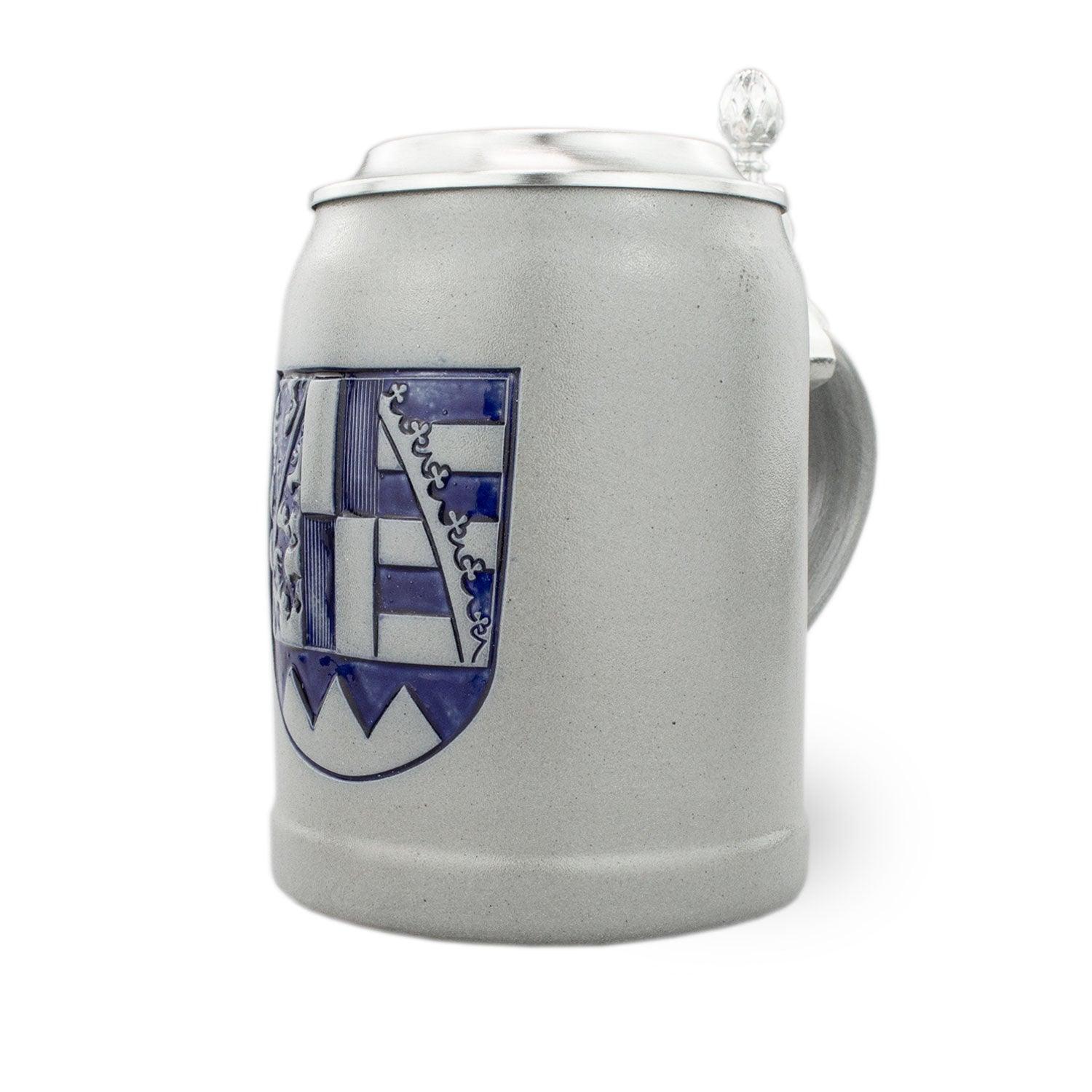 PREMIUM Bierkrug Oberfranken aus grauem Steinzeug mit blau-weißem Wappen und Zinndeckel.
