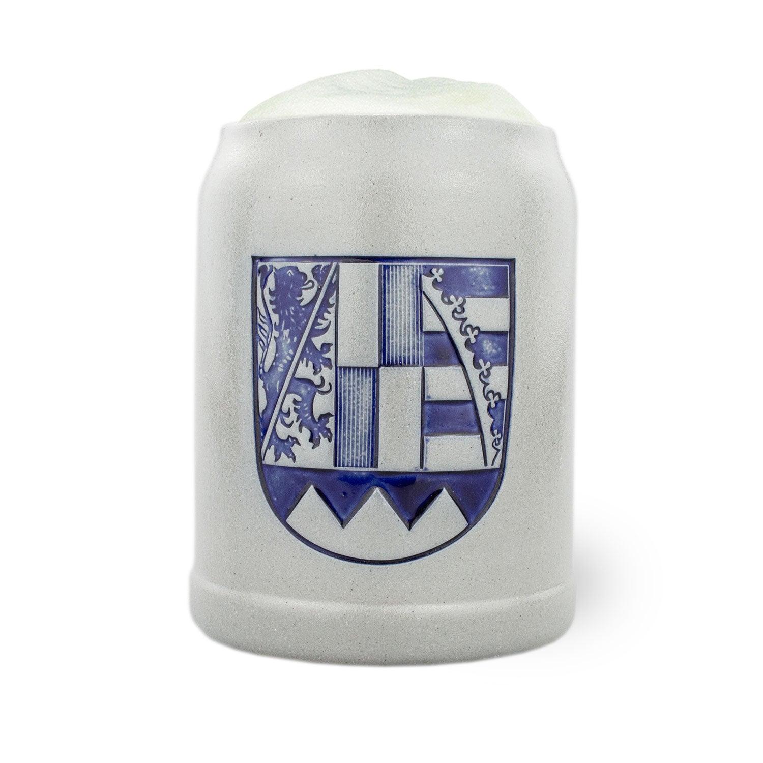 PREMIUM Bierkrug Oberfranken aus grauem Steinzeug mit blauem Wappen von Oberfranken und Bierschaum