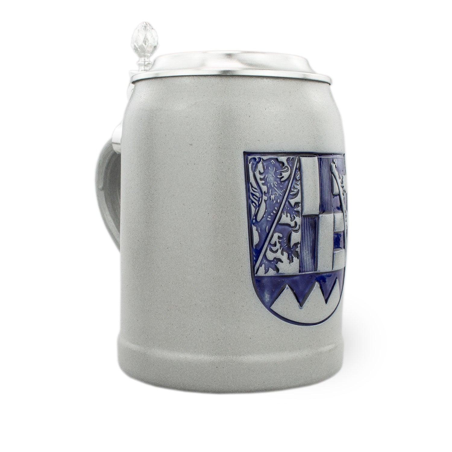PREMIUM Bierkrug Oberfranken aus grauem Steinzeug mit blauem Wappen und verziertem Zinndeckel.