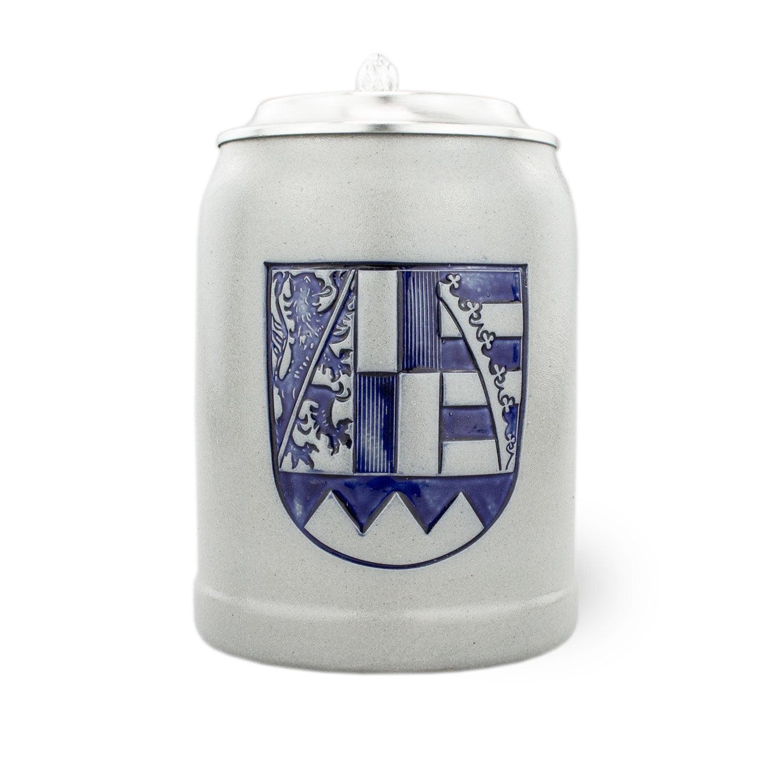Antiker PREMIUM Bierkrug Oberfranken aus Steingut mit blauem Wappen und Zinndeckel, bayerische Tradition.