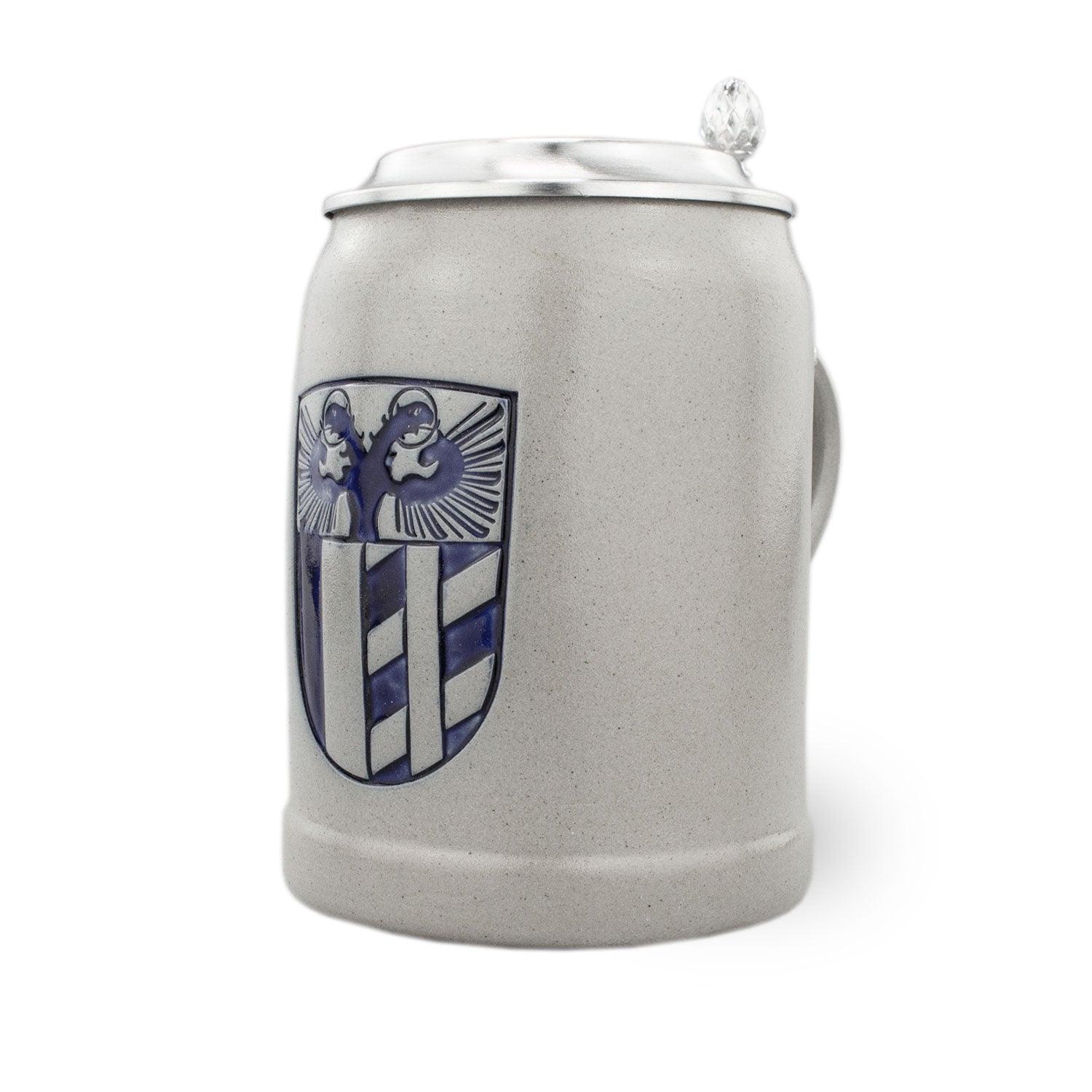 PREMIUM Bierkrug Schwaben aus grauem Ton mit Zinn-Deckel und Wappenapplikation in Blau und Weiß.