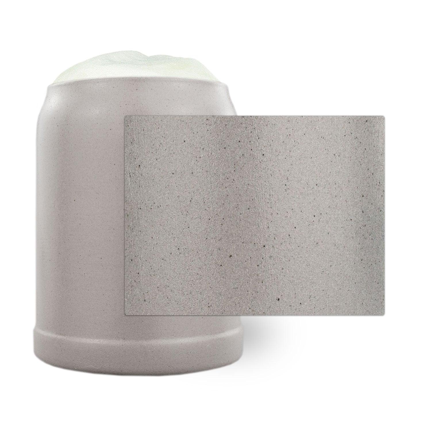 Nahaufnahme eines PREMIUM Bierkrugs "Steinkrug" mit rauer, grauer Oberfläche und hellem Bierschaum.
