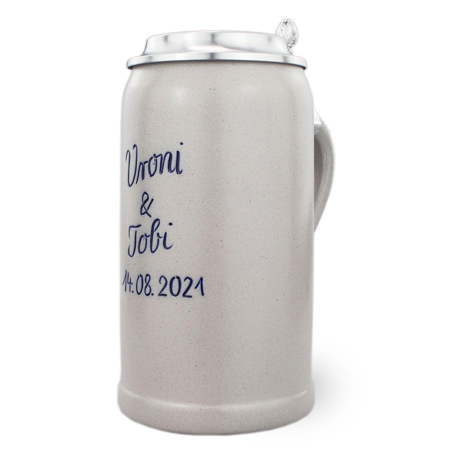 PREMIUM Bierkrug Steinkrug mit personalisierter blauer Gravur für Vroni & Tobi und Datum 14.08.2021, silbernem Zinndeckel und Henkel.