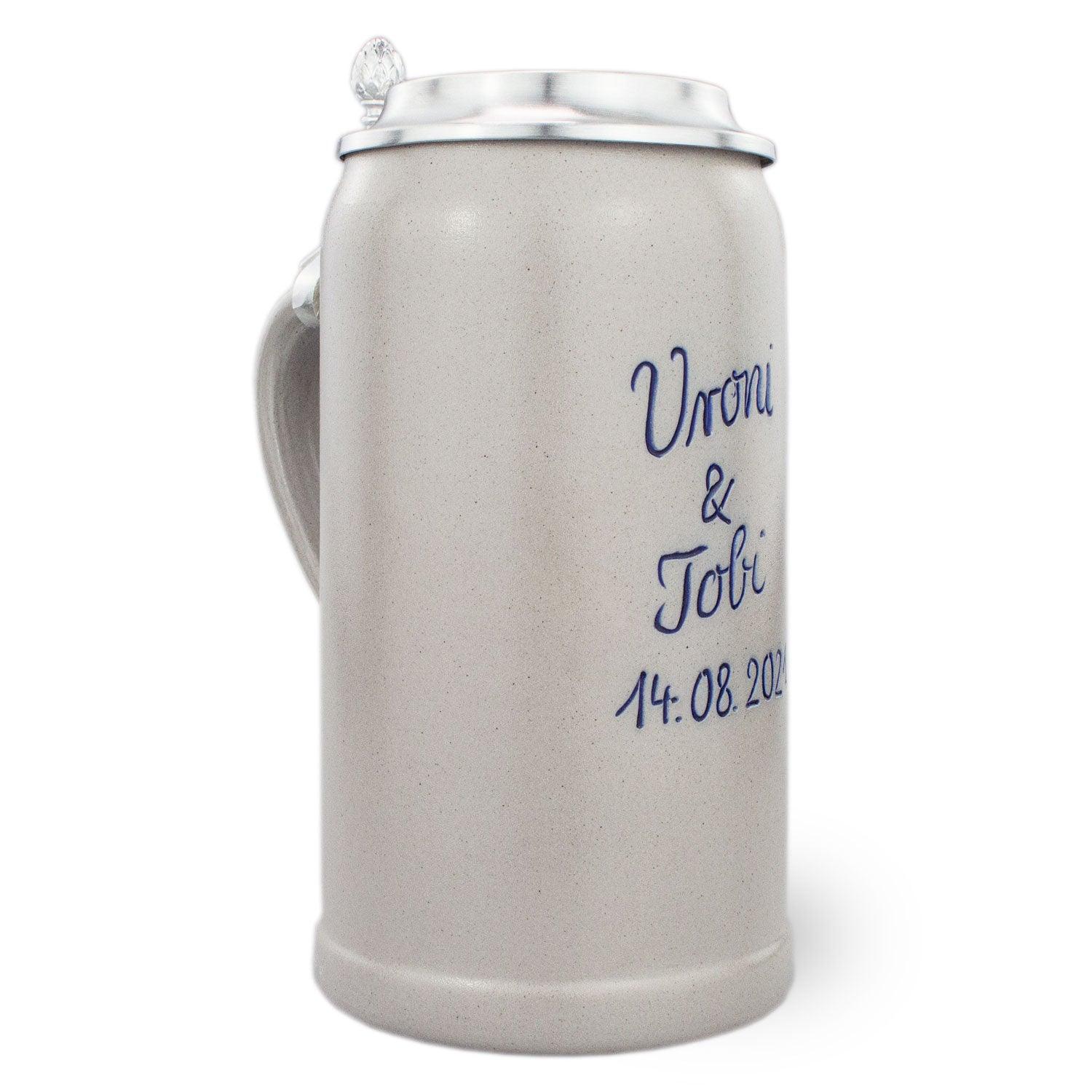 PREMIUM Steinkrug Bierkrug mit personalisierter blauer Gravur und hochwertigem Zinndeckel, Geschenkidee.
