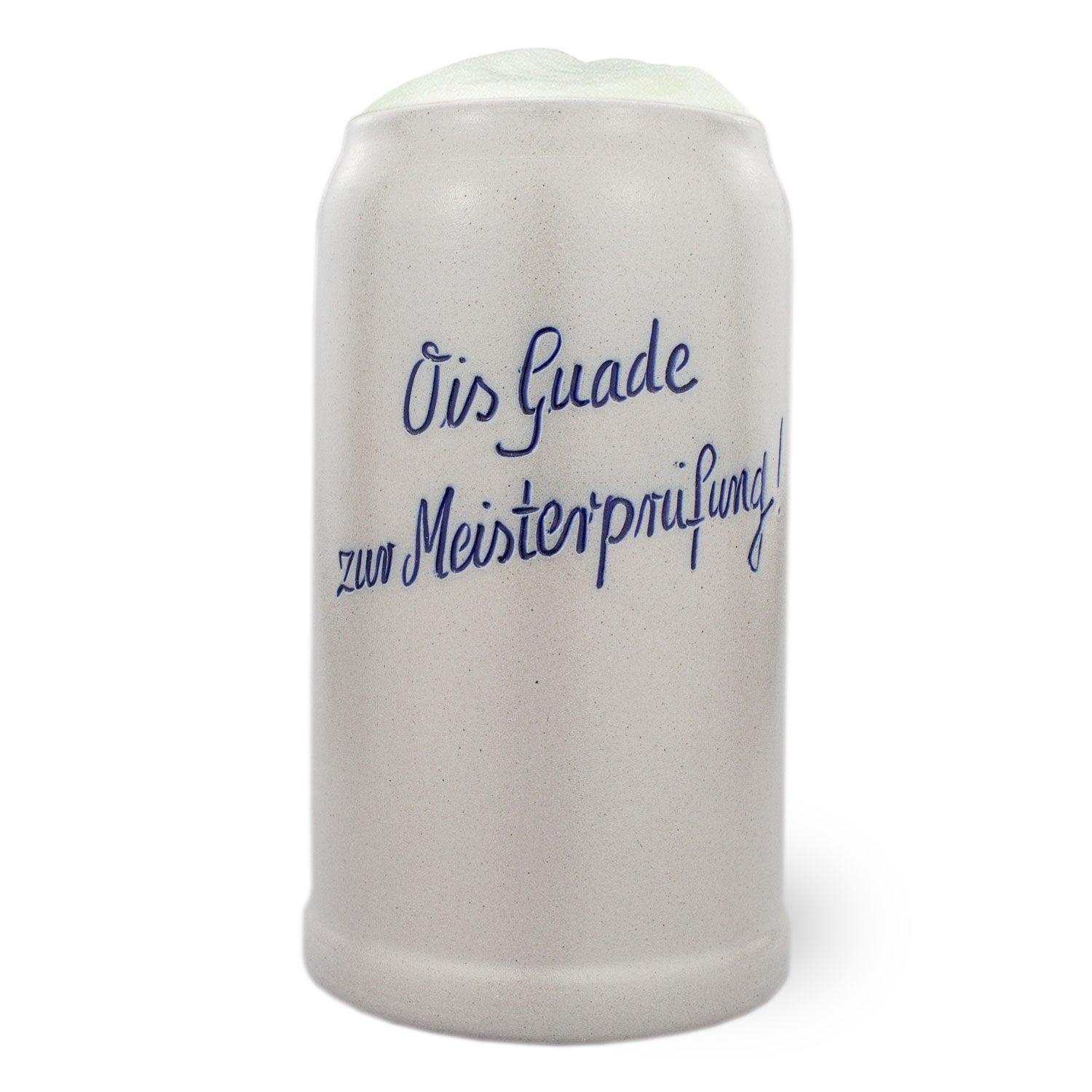 PREMIUM Steinkrug mit bayrischem Spruch "Ois Guade zur Meisterprüfung!", gefüllt mit hellem Bier und Schaumkrone.