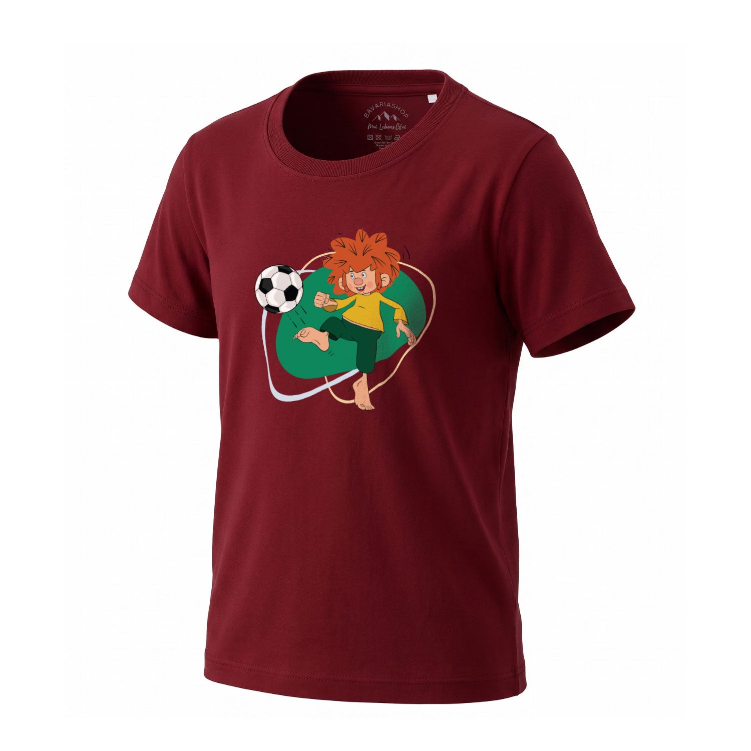 Bordeauxrotes Kinder T-Shirt mit farbigem Pumuckl-Motiv, der einen Fußball kickt, perfekt für kleine Fans.