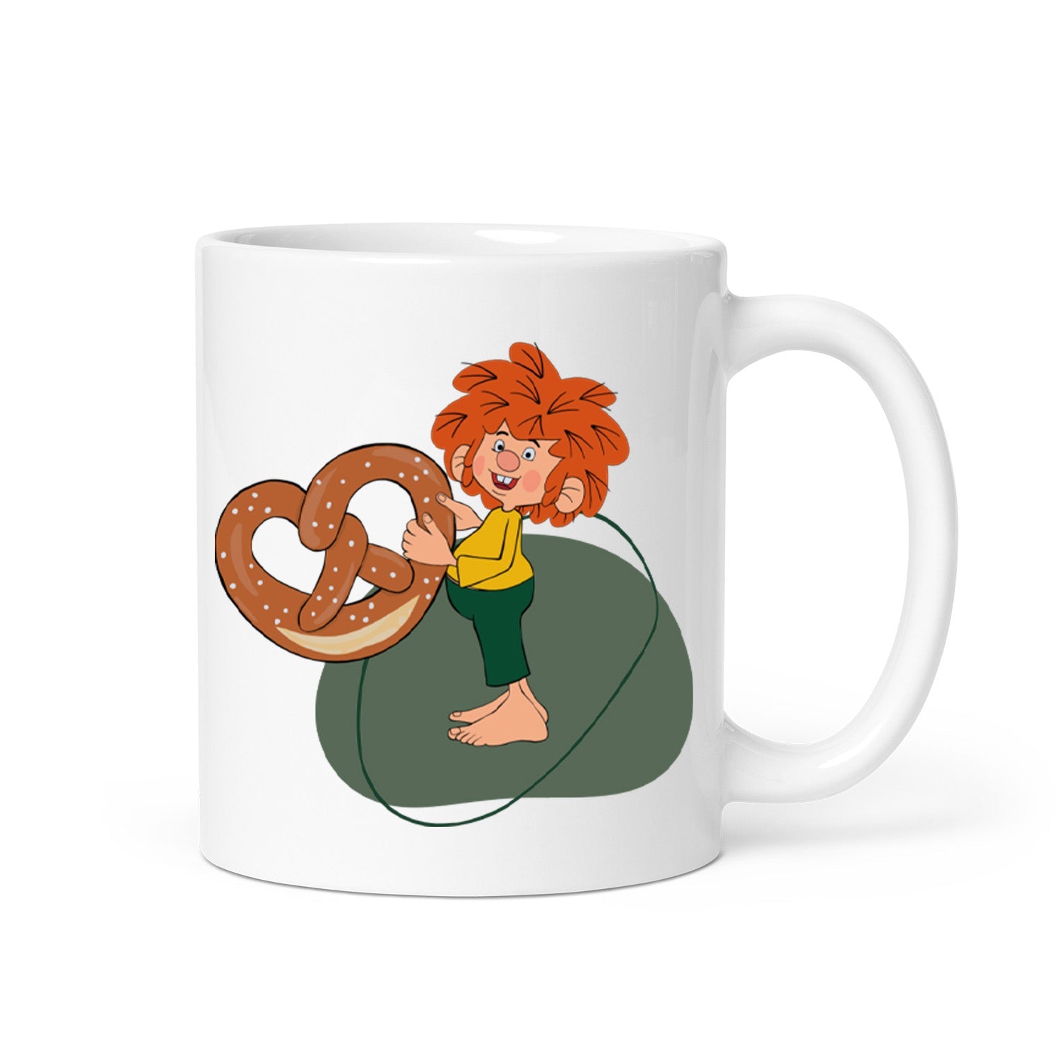Weiße Pumuckl Tasse Breze mit Abbildung des Kobolds, der eine große Brezel hält, auf grünem Hintergrund.