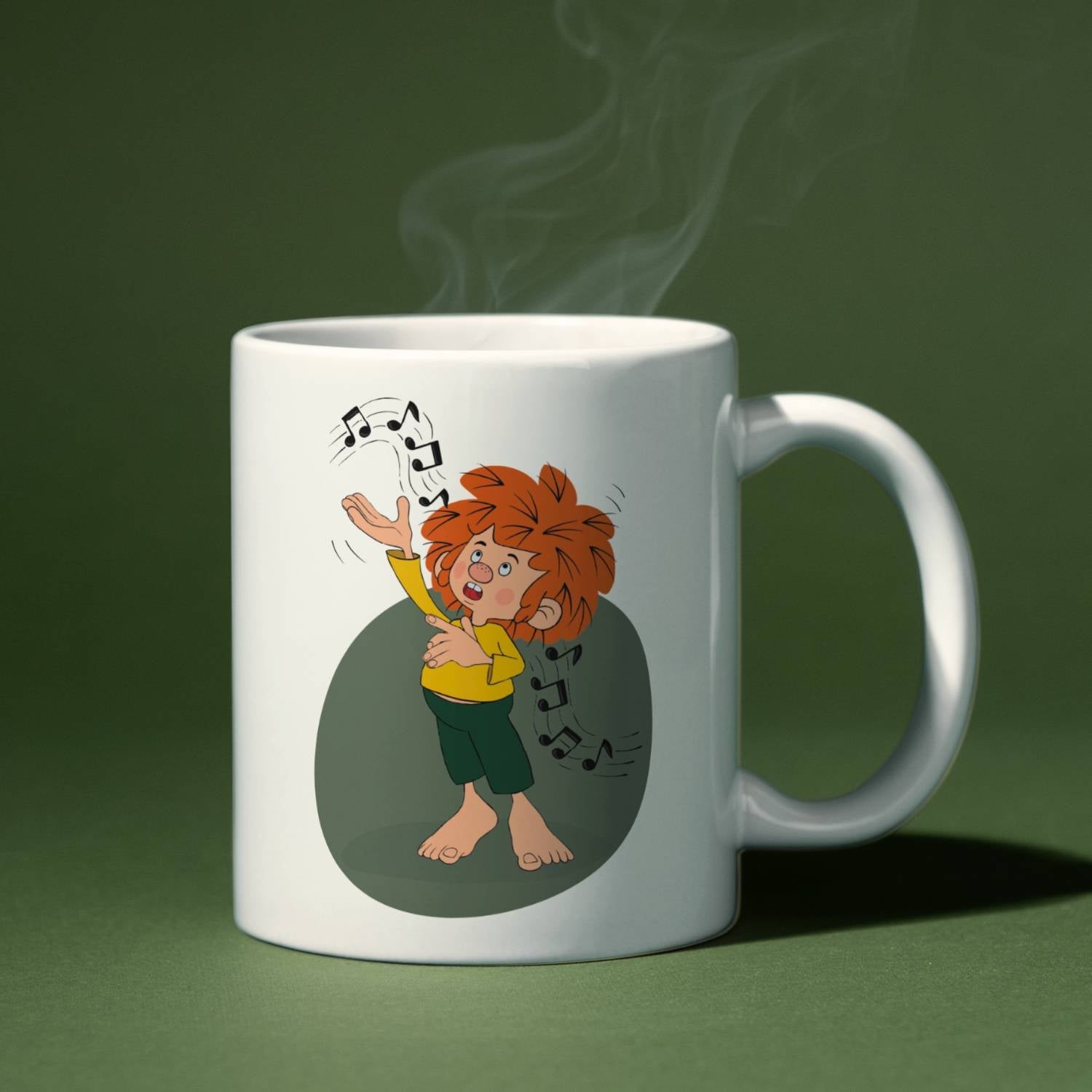 Weiße ®Pumuckl Tasse Musik mit lachendem Pumuckl und Noten auf grünem Hintergrund, Dampf steigt auf.