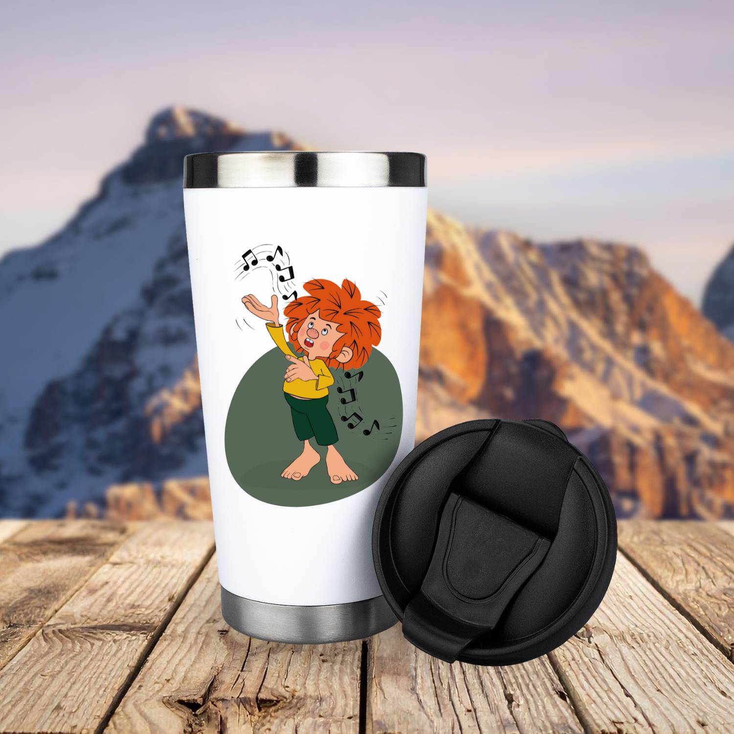 Weißer Pumuckl Thermo-Becher Musik mit tanzendem Pumuckl und Noten auf rustikalem Holztisch vor Bergkulisse.