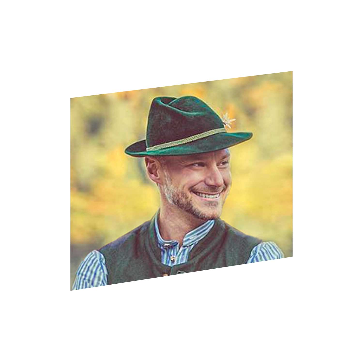 Lächelnder Mann im Trachtenhut mit Feder und traditioneller Weste vor Herbstkulisse, ideal für Festlichkeiten.
