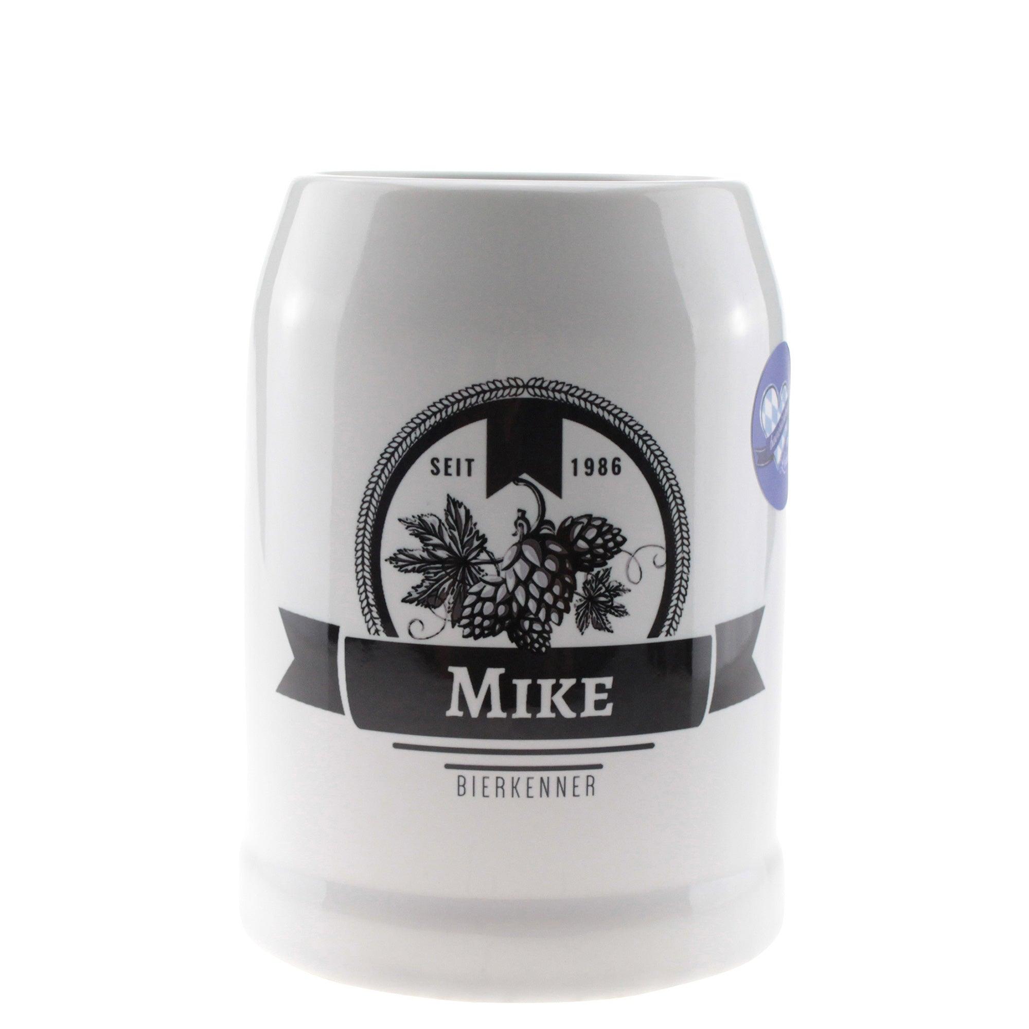Keramik-Bierkrug, weiß mit schwarz-weißem Etikett, Hopfenranken, Name "Mike" und "Bierkenner".