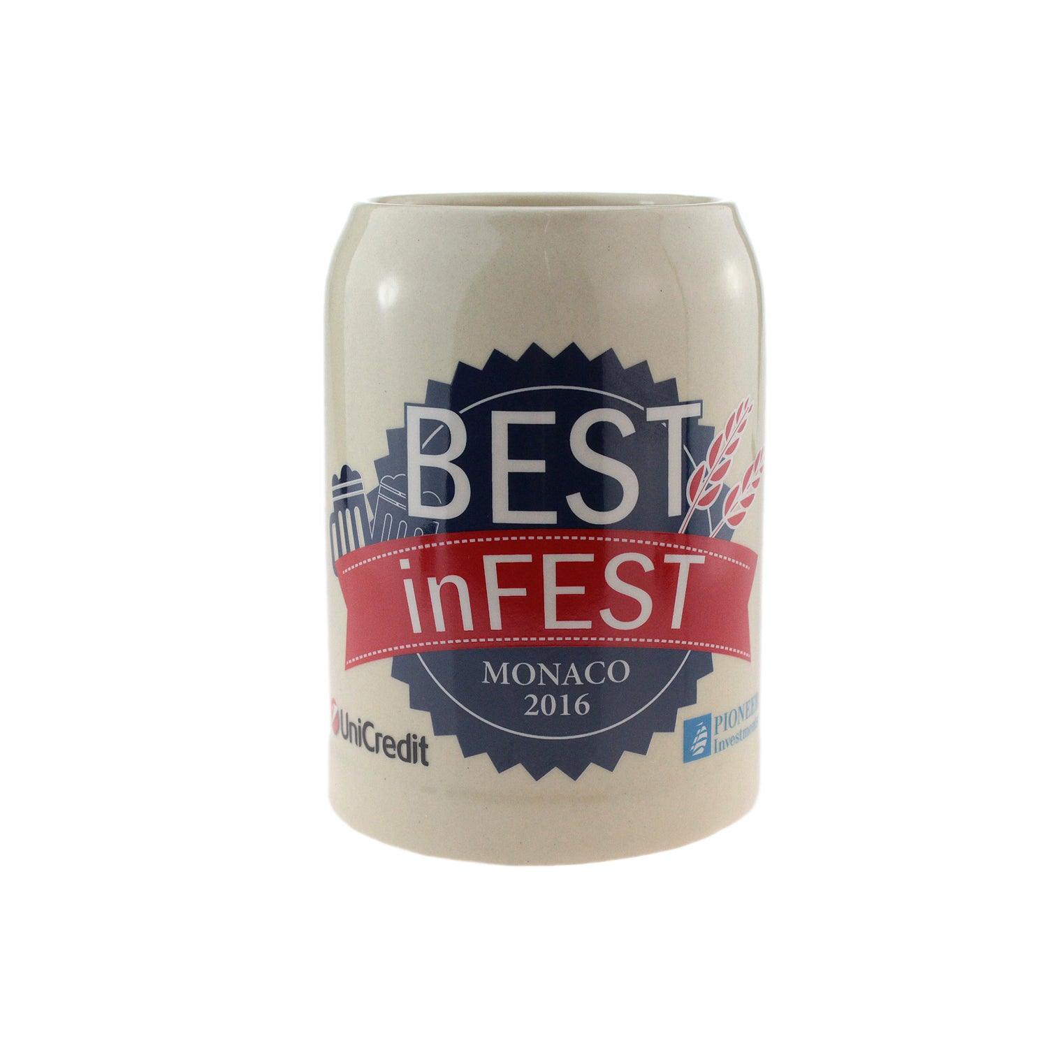 Keramik Bierkrug mit Aufdruck "Best in FEST Monaco 2016" und Unicredit & Pioneer Emblemen, weißer Hintergrund.