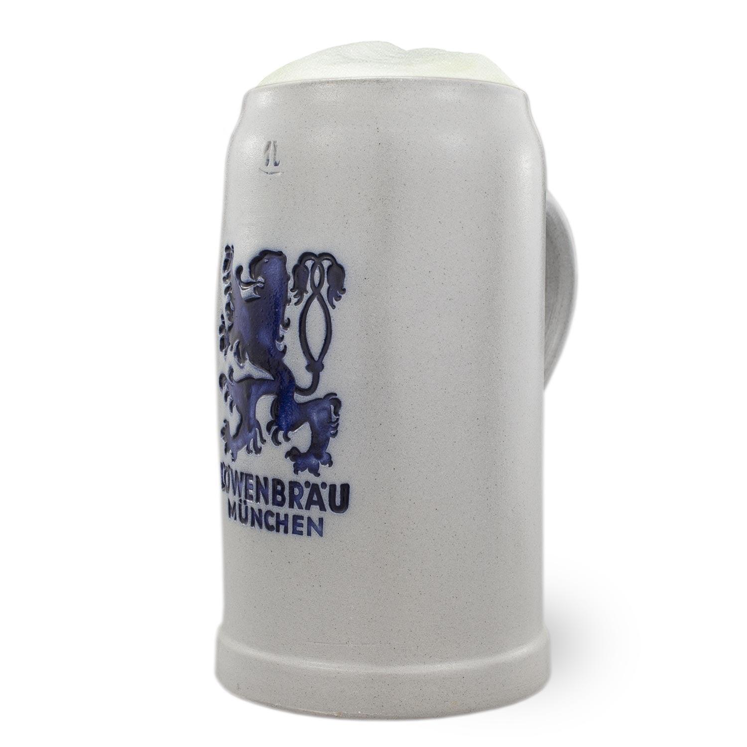 Grauer Steinzeug-Bierkrug mit blauem Löwen-Relief und 1 Liter Füllmarke, Schaumkrone sichtbar.