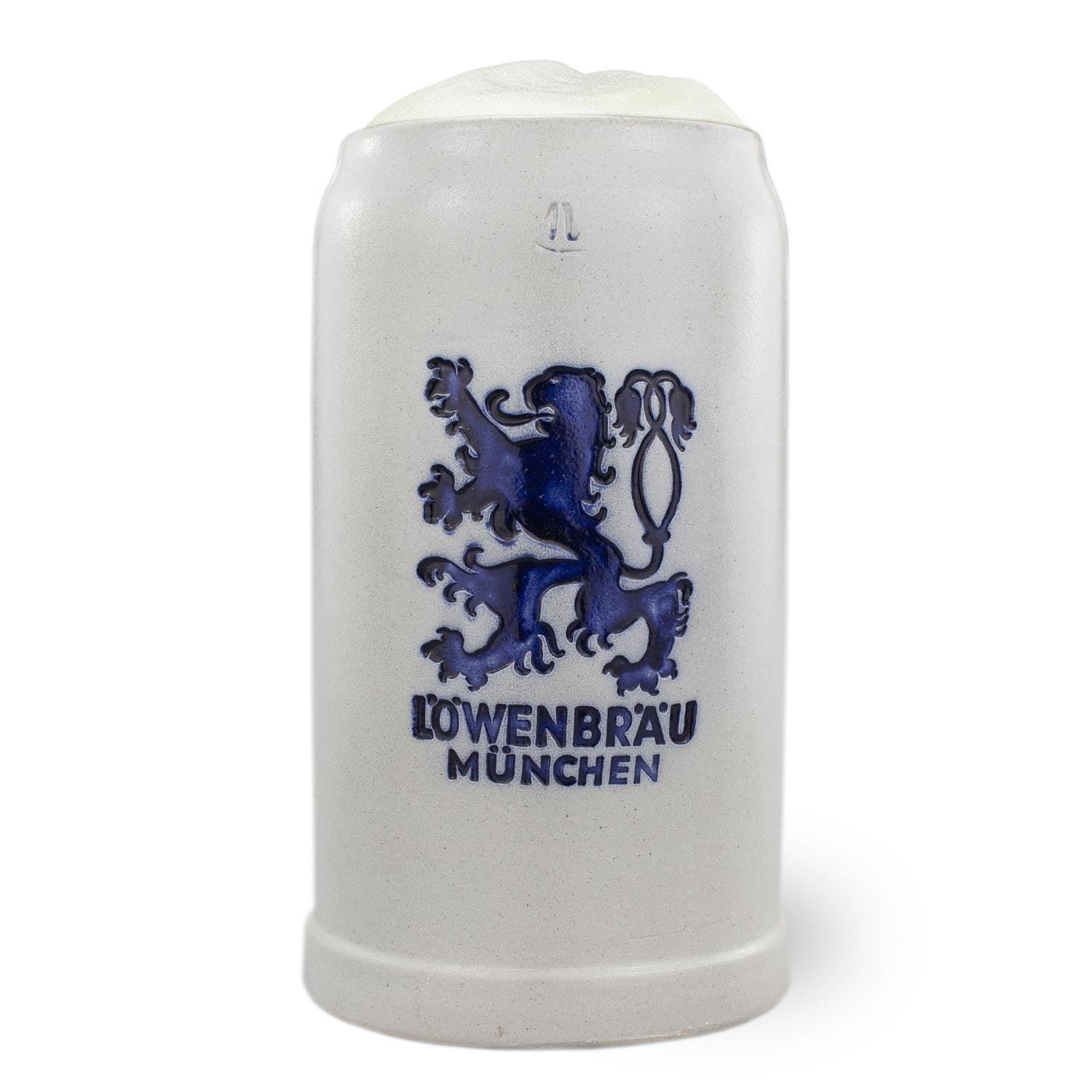 Grauer Keramik-Bierkrug mit blauem Löwenbräu München Logo und Schaumkrone, gefüllt mit Bier.