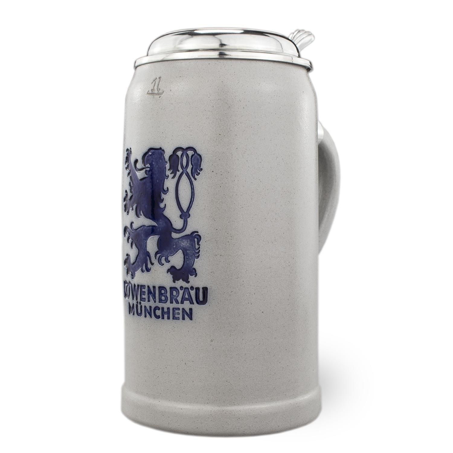 Grauer glänzender Bierkrug aus Steingut mit blauem Löwenbräu Relief und poliertem Zinndeckel.