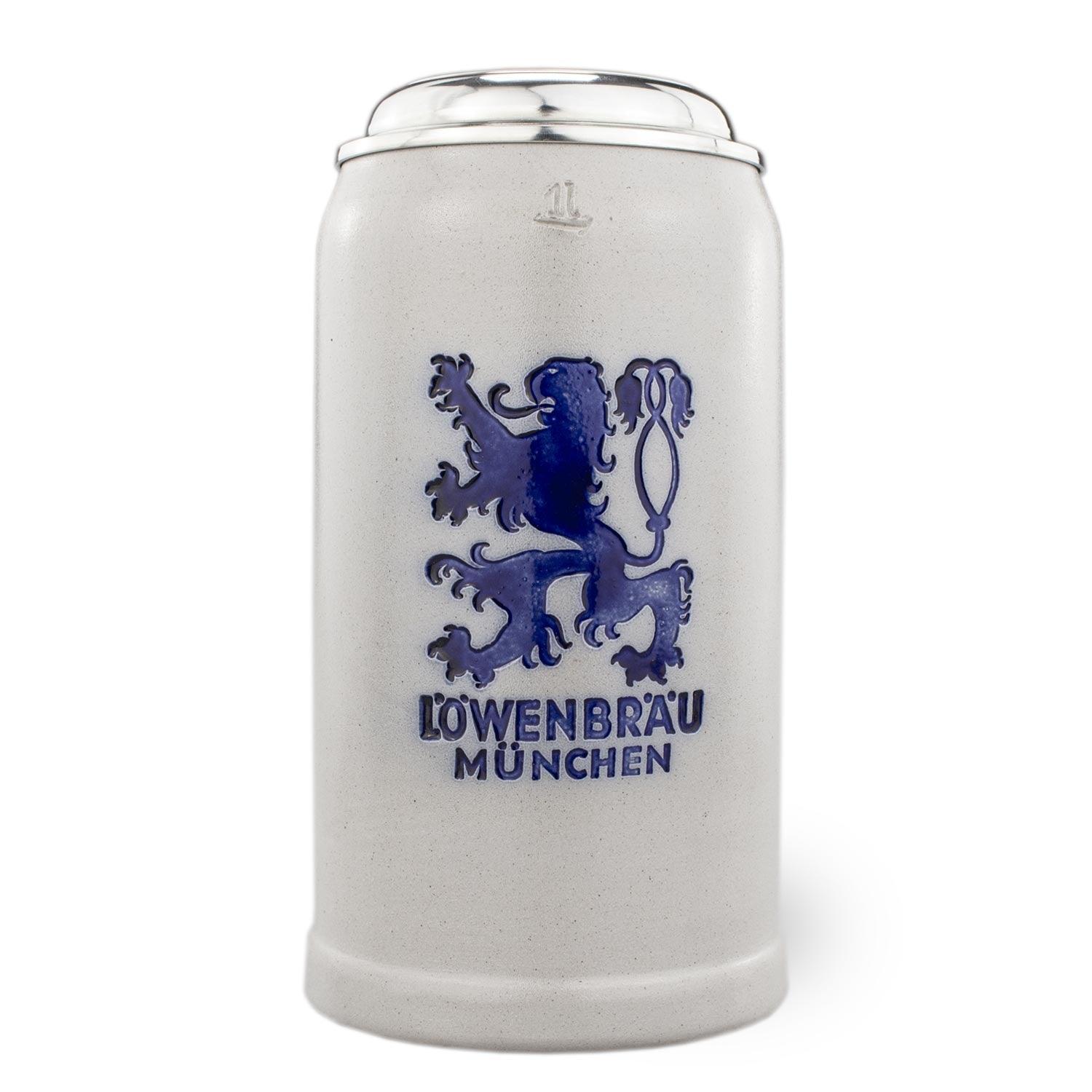 Grauer Bierkrug aus Keramik mit blauem Löwenbräu-Emblem und glänzendem Zinndeckel.