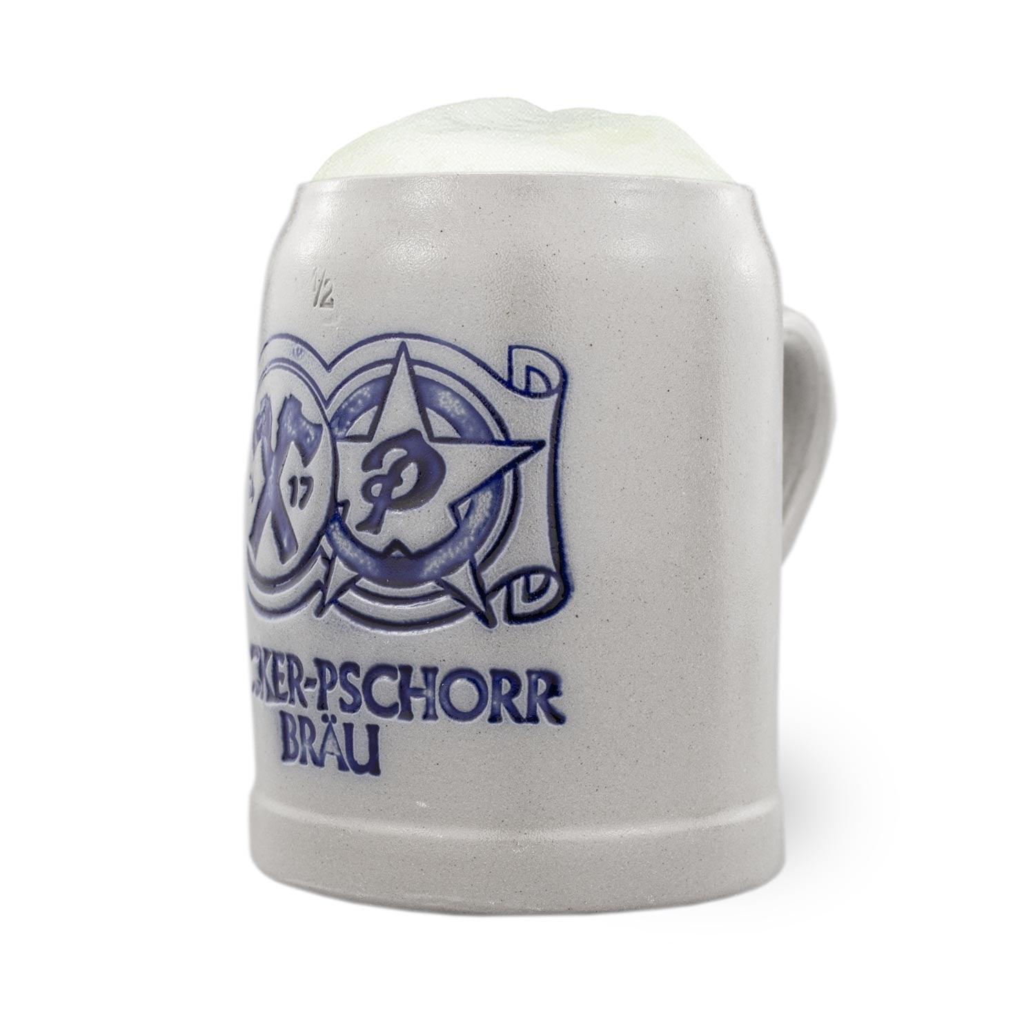 Grauer Keramik-Bierkrug mit blauem, geprägtem Pschorr Bräu Logo und hellem Bierschaum am Rand