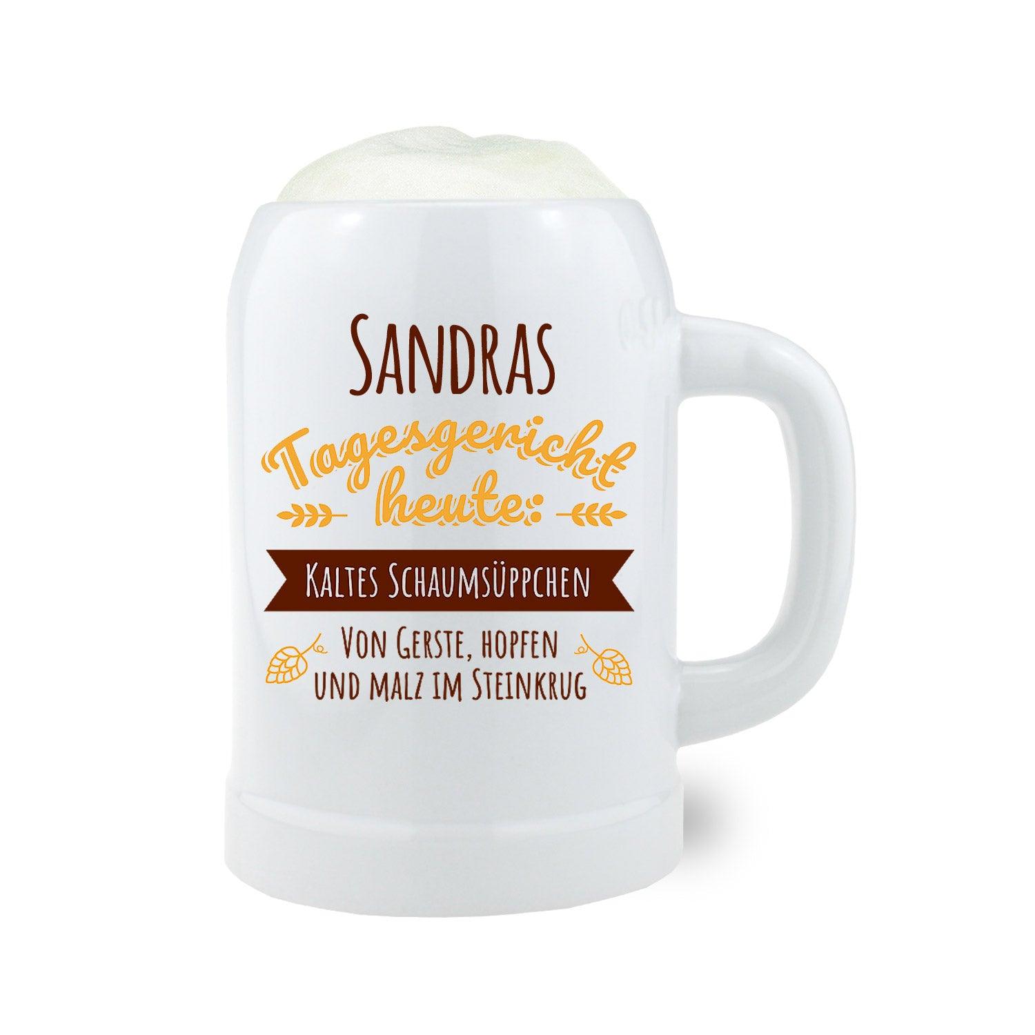 Personalisierter weißer Bierkrug mit Aufschrift Sandras Tagesgericht, Kalte Schaumsüppchen aus Gerste, Hopfen, Malz.