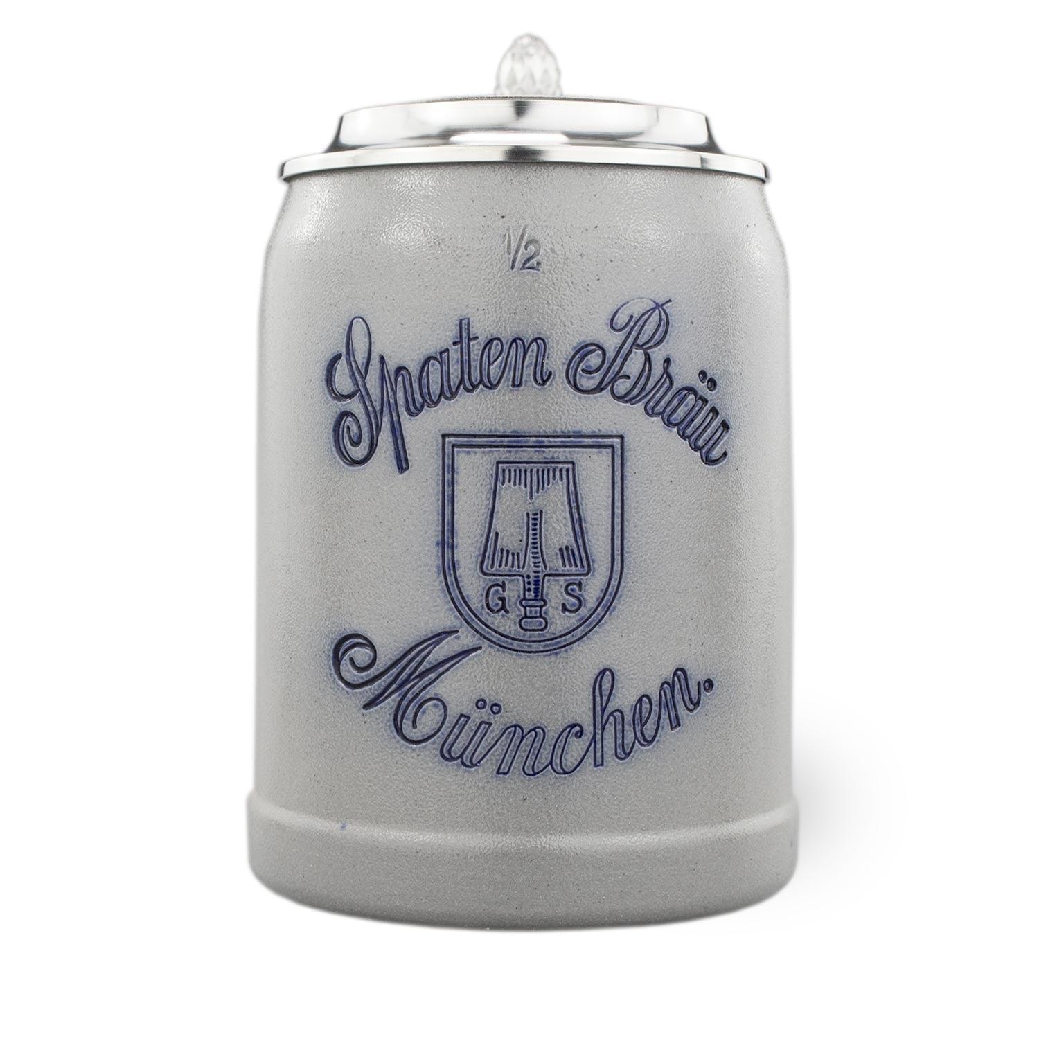 Traditioneller Steinkrug mit Zinndeckel und blauem Spaten Bräu München Logo, graue Farbe.
