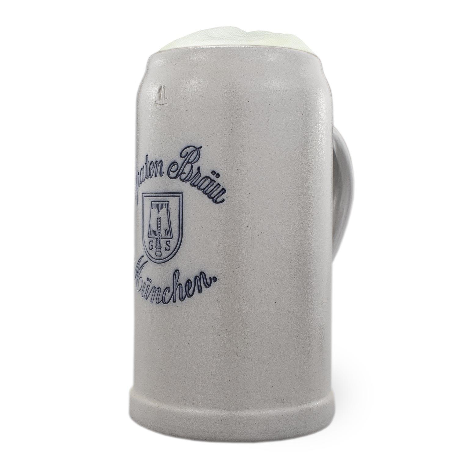 Grauer Steingut-Bierkrug mit blauem Aufdruck "Brauerei München" und Füllstandmarkierung für 1 Liter Fassungsvermögen.