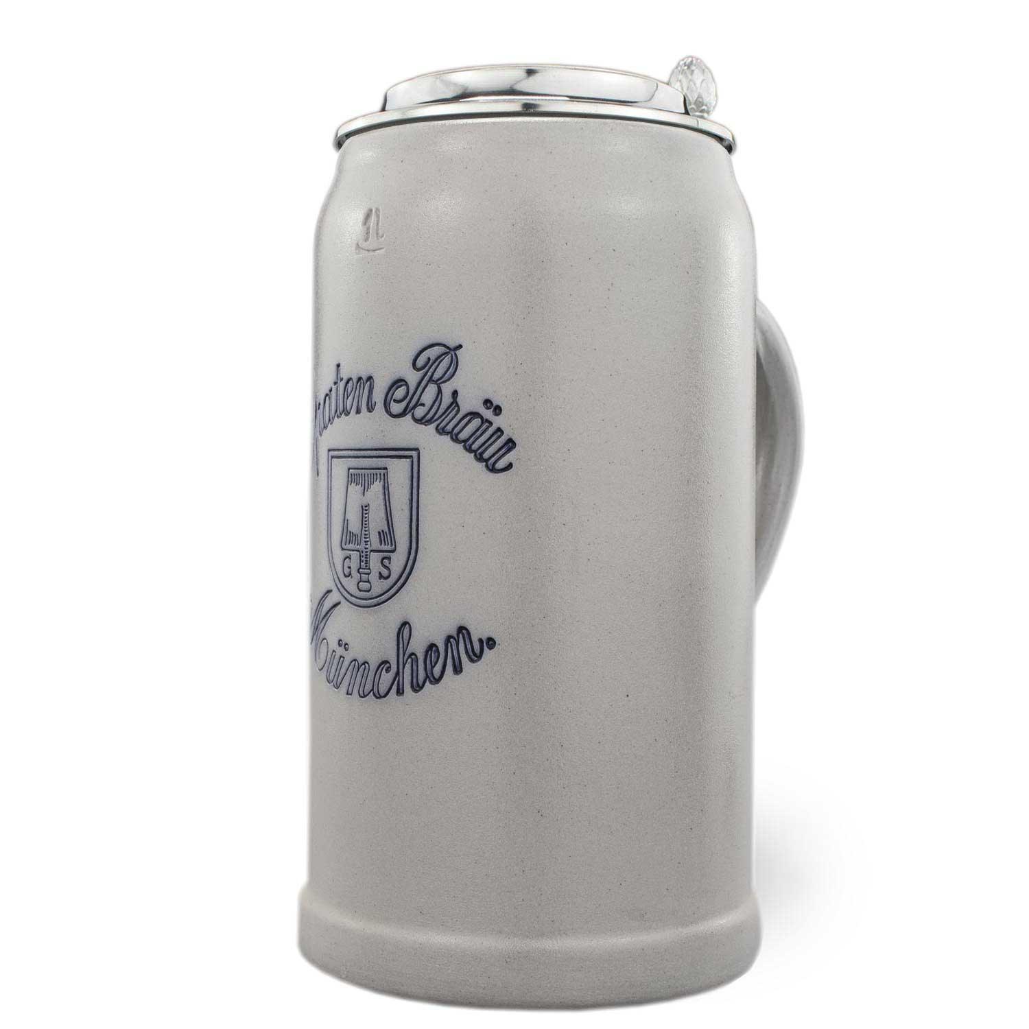 Grauer Keramik-Bierkrug mit blauem "Hirschgarten Bräu München" Schriftzug und glänzendem Zinndeckel.