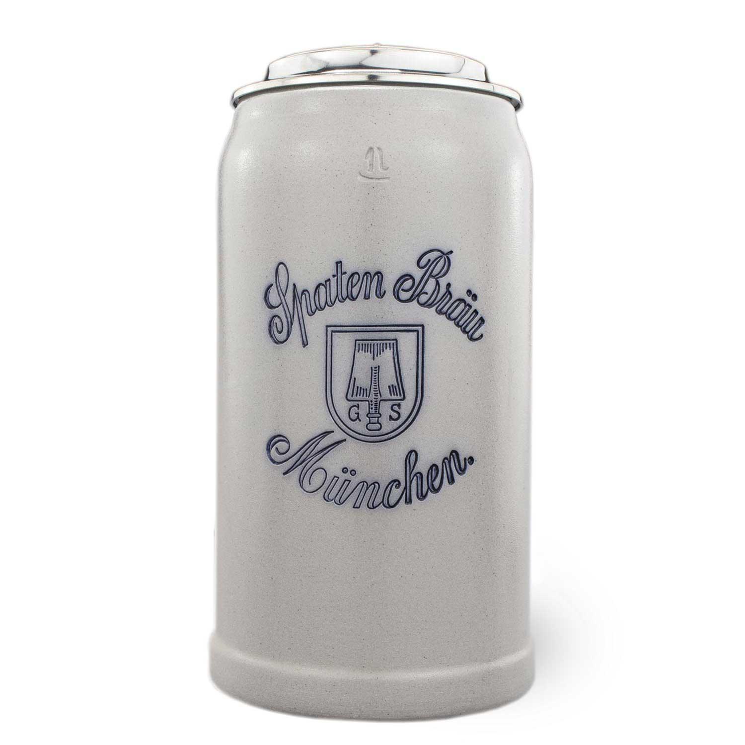 Grauer Tonkrug der Spaten-Brauerei München mit blauem Logo und poliertem Zinndeckel.