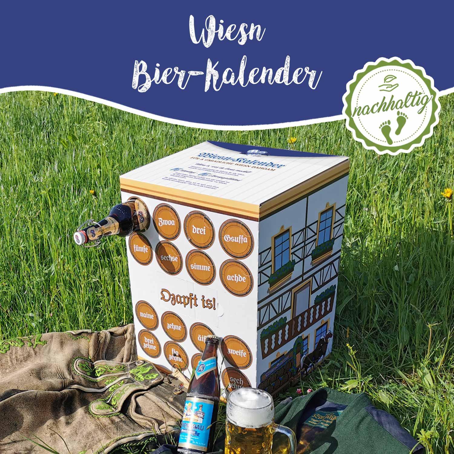 Wiesn Bier-Kalender im grasbewachsenen Freien mit Lederhose, Bierflasche und Maßkrug.
