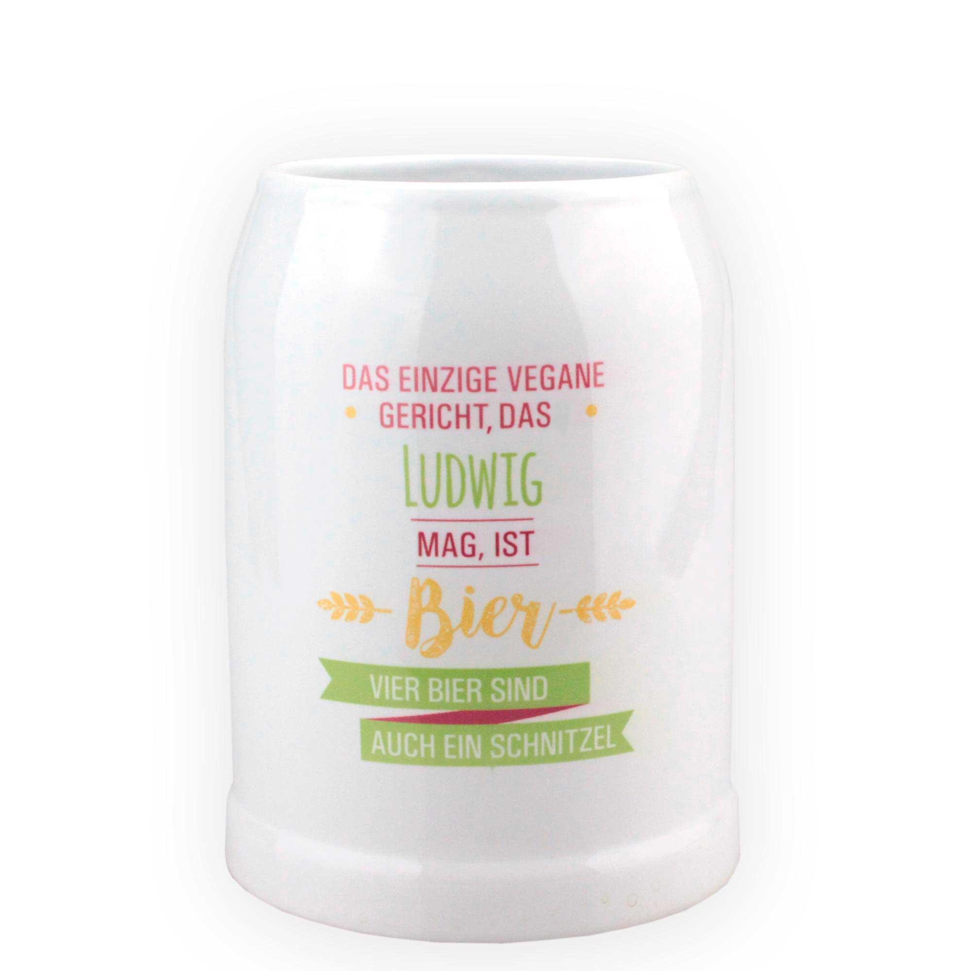 Weißer Bierkrug mit witzigem Aufdruck: "Das einzige vegane Gericht, das Ludwig mag, ist Bier" und "Vier Bier sind auch ein Schnitzel".