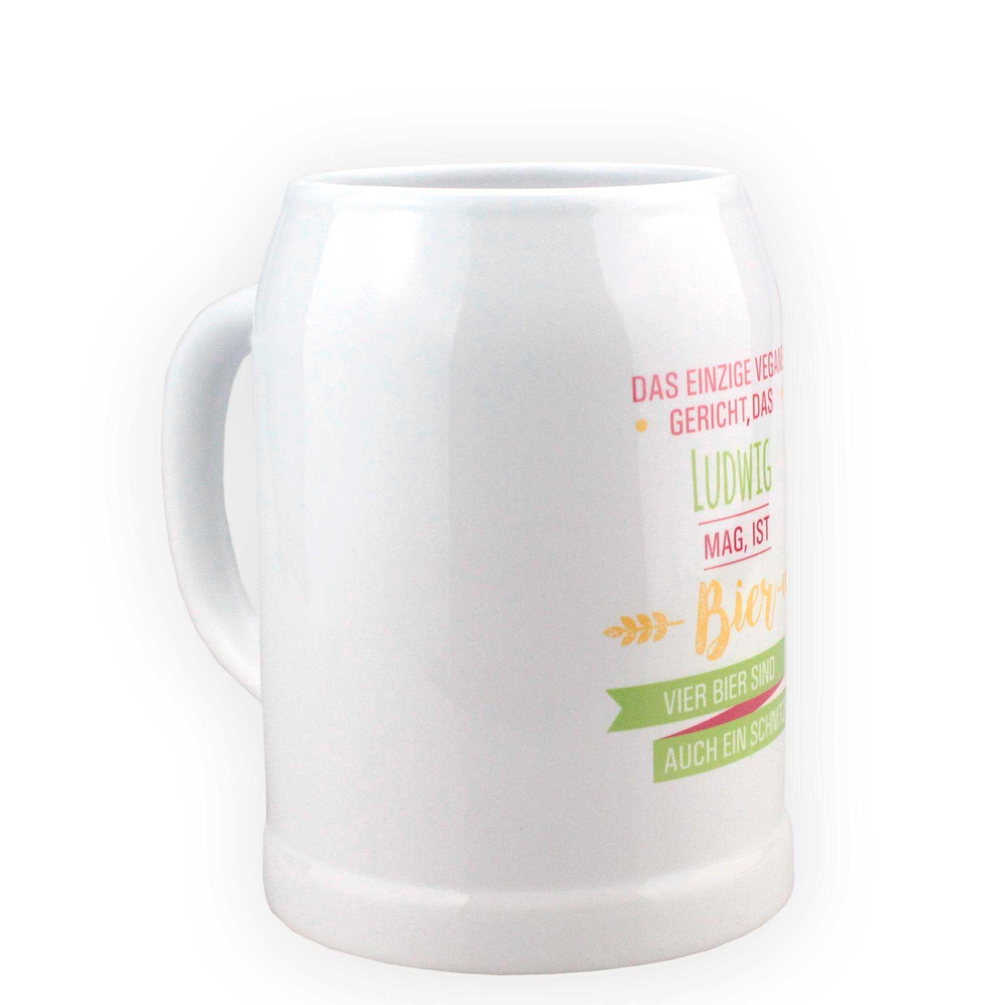 Weißer Bierkrug mit humorvollem Spruch "Das einzige vegane Gericht, das Ludwig mag, ist Bier" und Ährenmotiv.