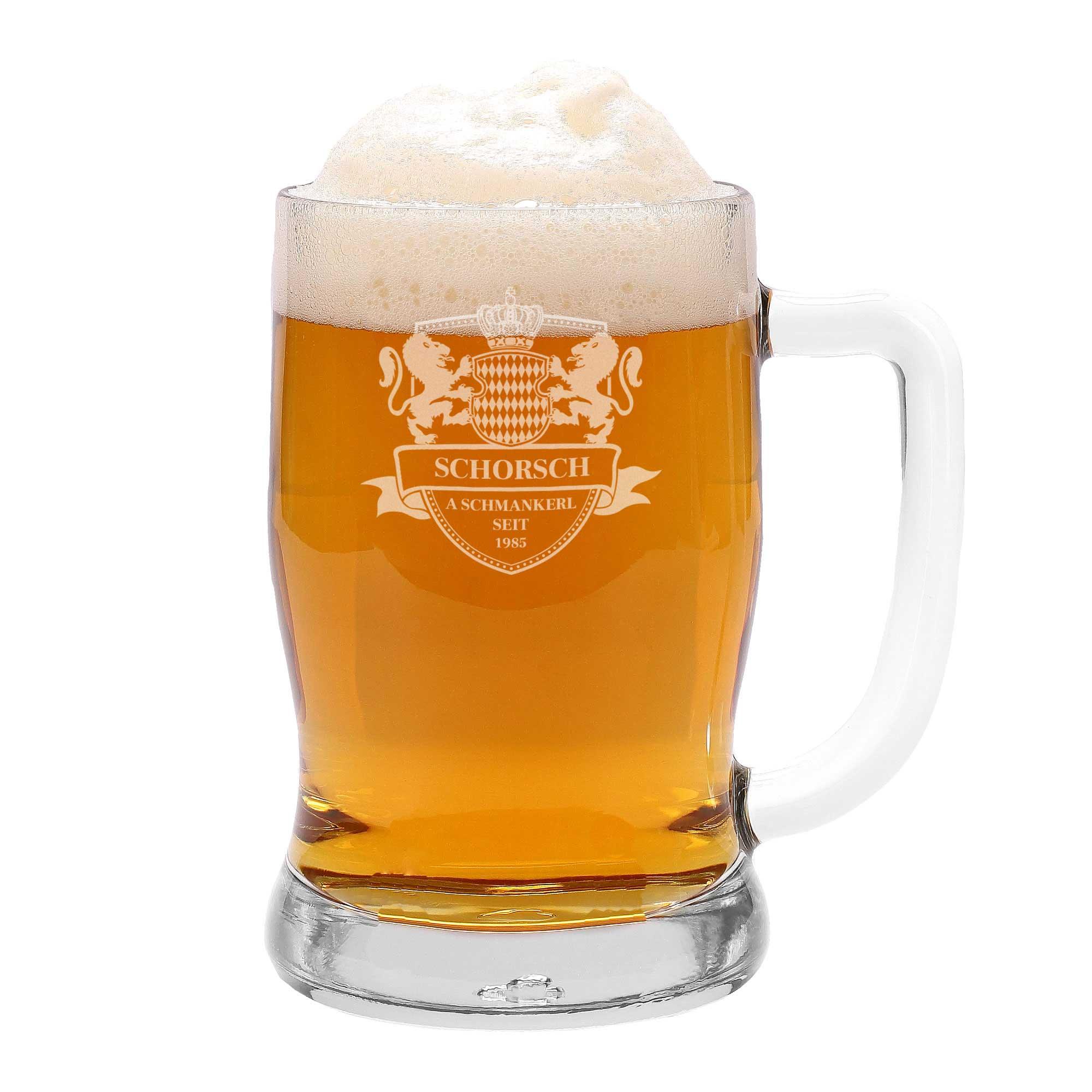 Maßkrug 0,5 Liter mit graviertem bayerischem Wappen, gefüllt mit goldgelbem Bier und Schaumkrone