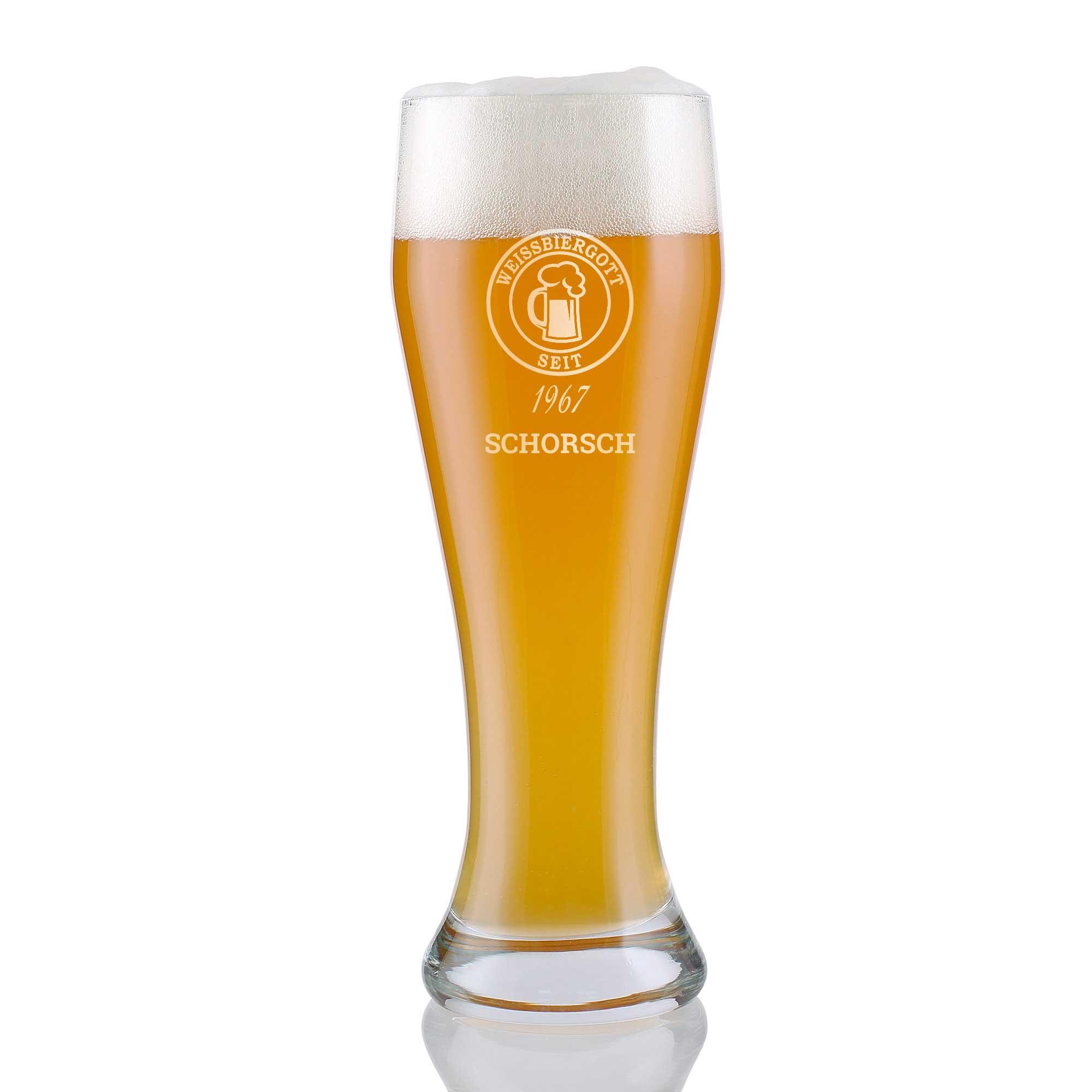 Weizenglas gefüllt mit hellem Weizenbier, goldgelb, Schaumkrone, Gravur Weißbiergott Schorsch seit 1967