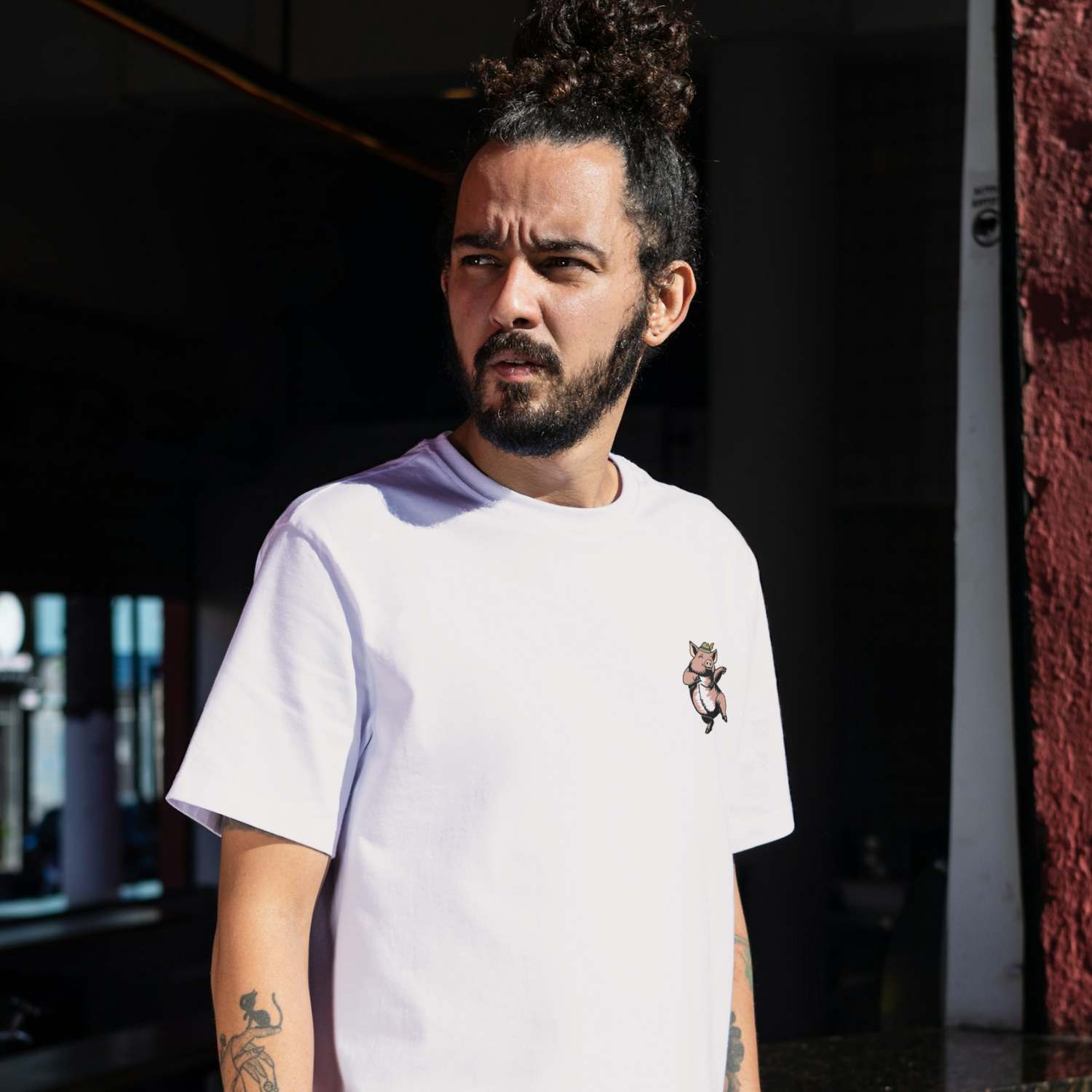 Attraktives Herren Rezept T-Shirt Schweinsbraten weiß, mit detailreichem Schweinchen-Motiv, getragen von einem Mann mit Dutt.