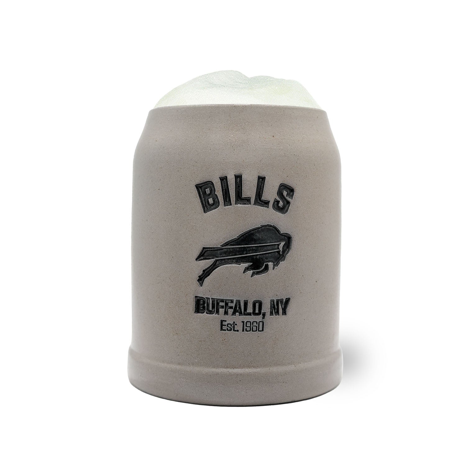 Grauer NFL PREMIUM Teamkrug "Buffalo Bills" mit schwarzem Logo und Stadtnamen, gefüllt mit Schaum.