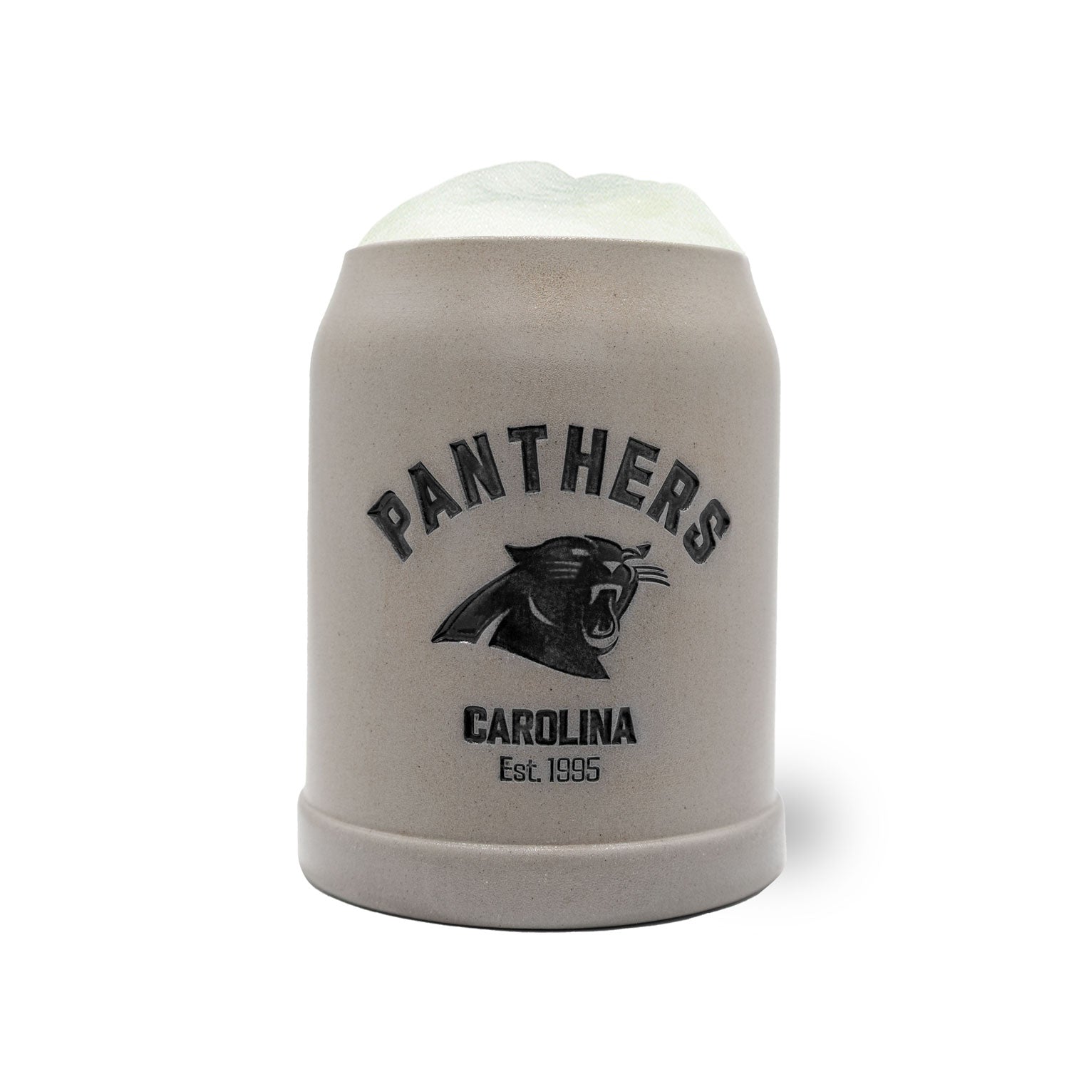 Grauer ®NFL PREMIUM Teamkrug Carolina Panthers aus Keramik mit Panthers-Logo und Schaumkrone.