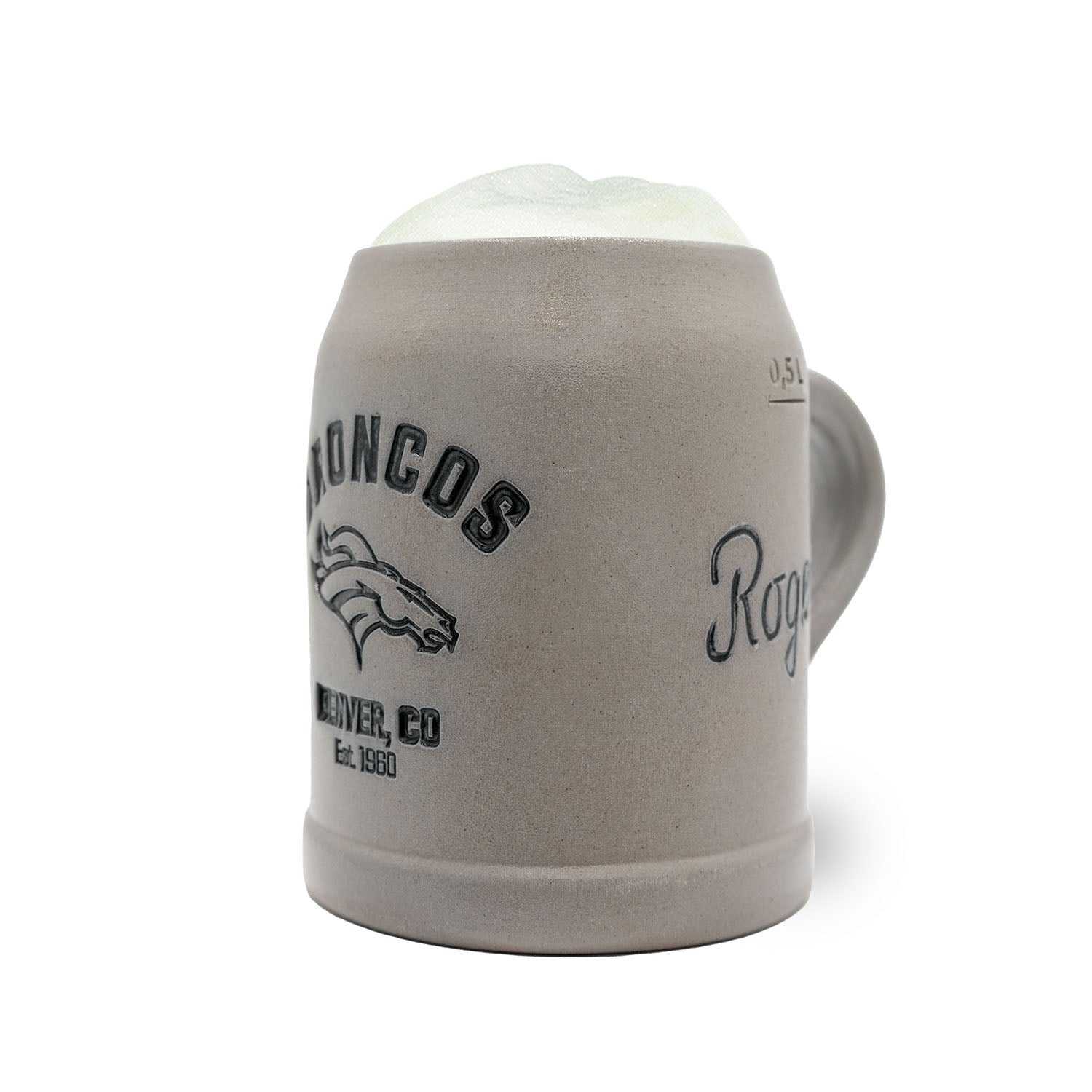 ®NFL PREMIUM Teamkrug Denver Broncos, graues Steingut mit schwarzem Logo, gefüllt mit Schaum.
