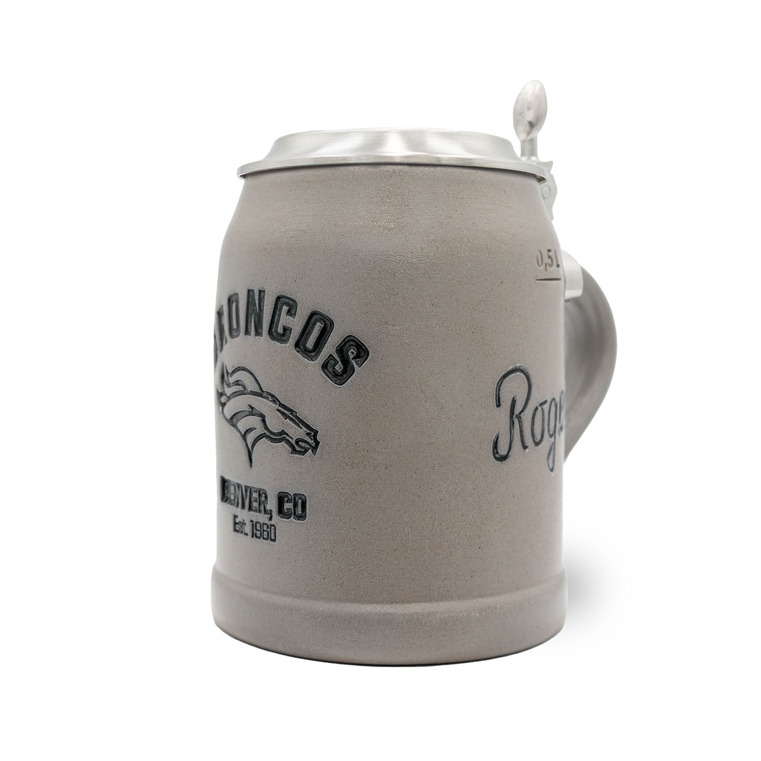 NFL PREMIUM Teamkrug Denver Broncos aus Steinzeug mit Zinndeckel und 0,5 Liter Markierung.