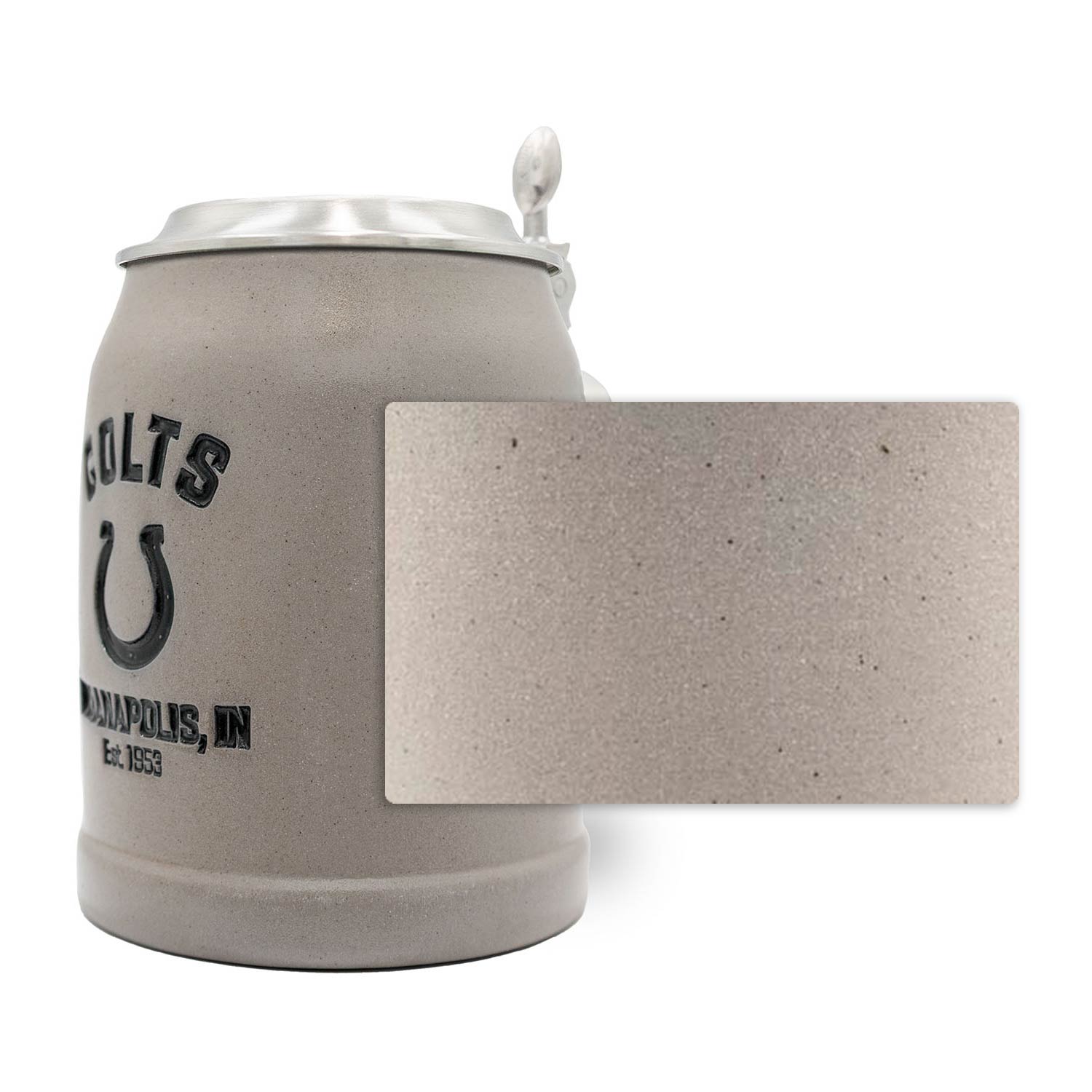 Grauer NFL PREMIUM Teamkrug Indianapolis Colts aus Steinzeug mit Zinndeckel und Detail der rauen Oberfläche.