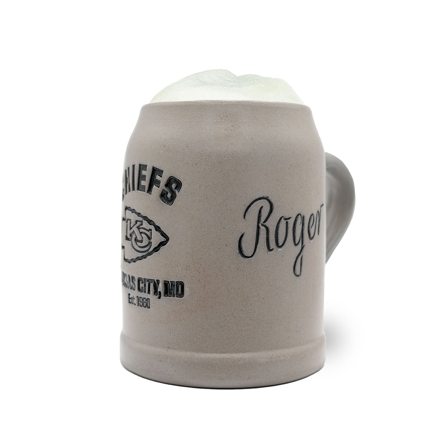 NFL PREMIUM Teamkrug Kansas City Chiefs aus Steingut, mit Logo und Name Roger, gefüllt mit Schaum.