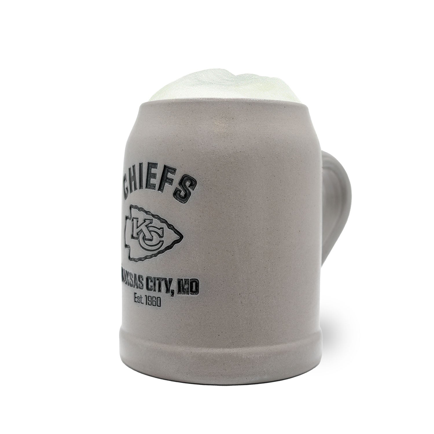 Grauer ®NFL PREMIUM Teamkrug Kansas City Chiefs mit Logo und leicht schäumendem Inhalt, Seitenansicht.