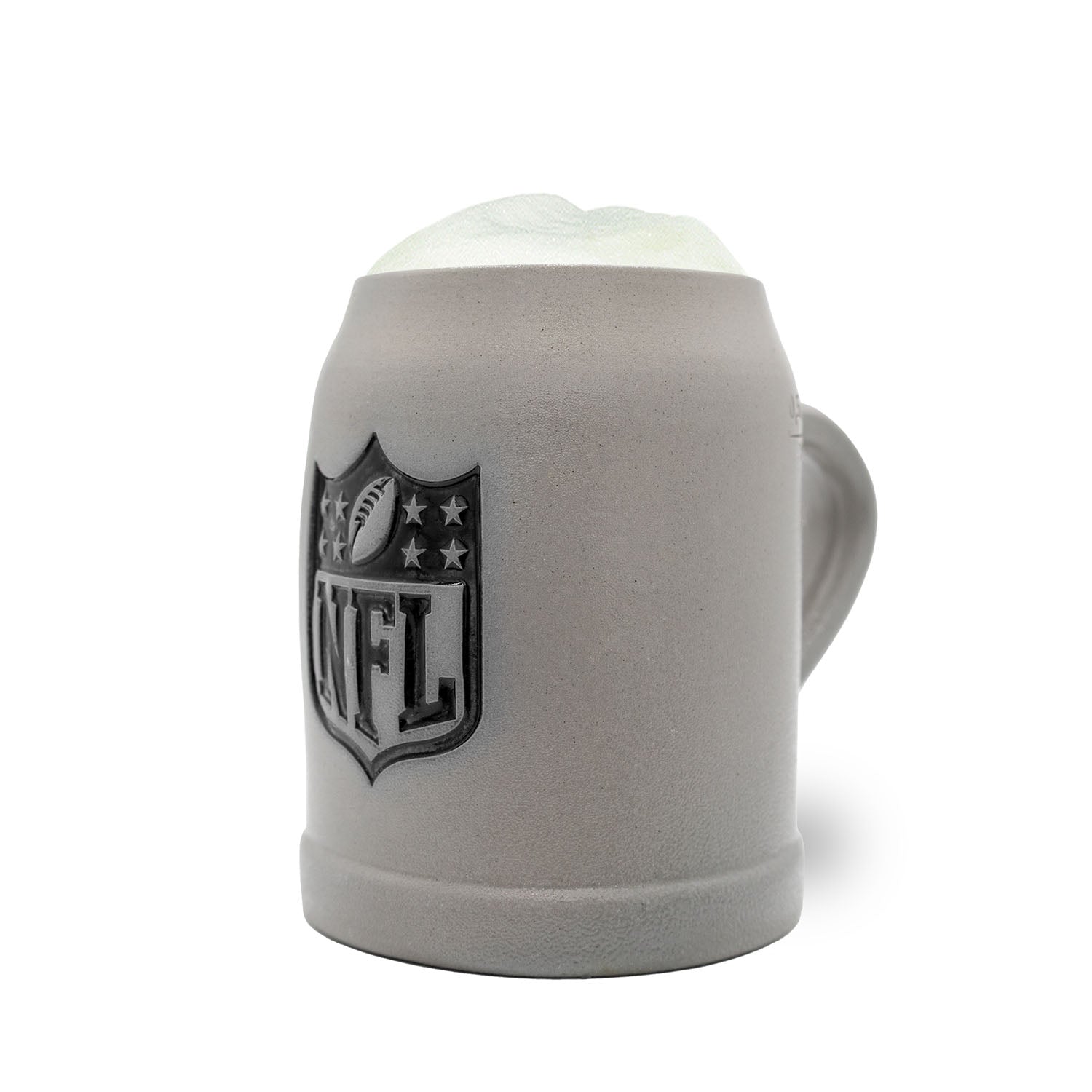 Grauer ®NFL PREMIUM Fan-Krug NFL Shield mit Football-Logo und leichtem Schaum auf weißem Hintergrund.