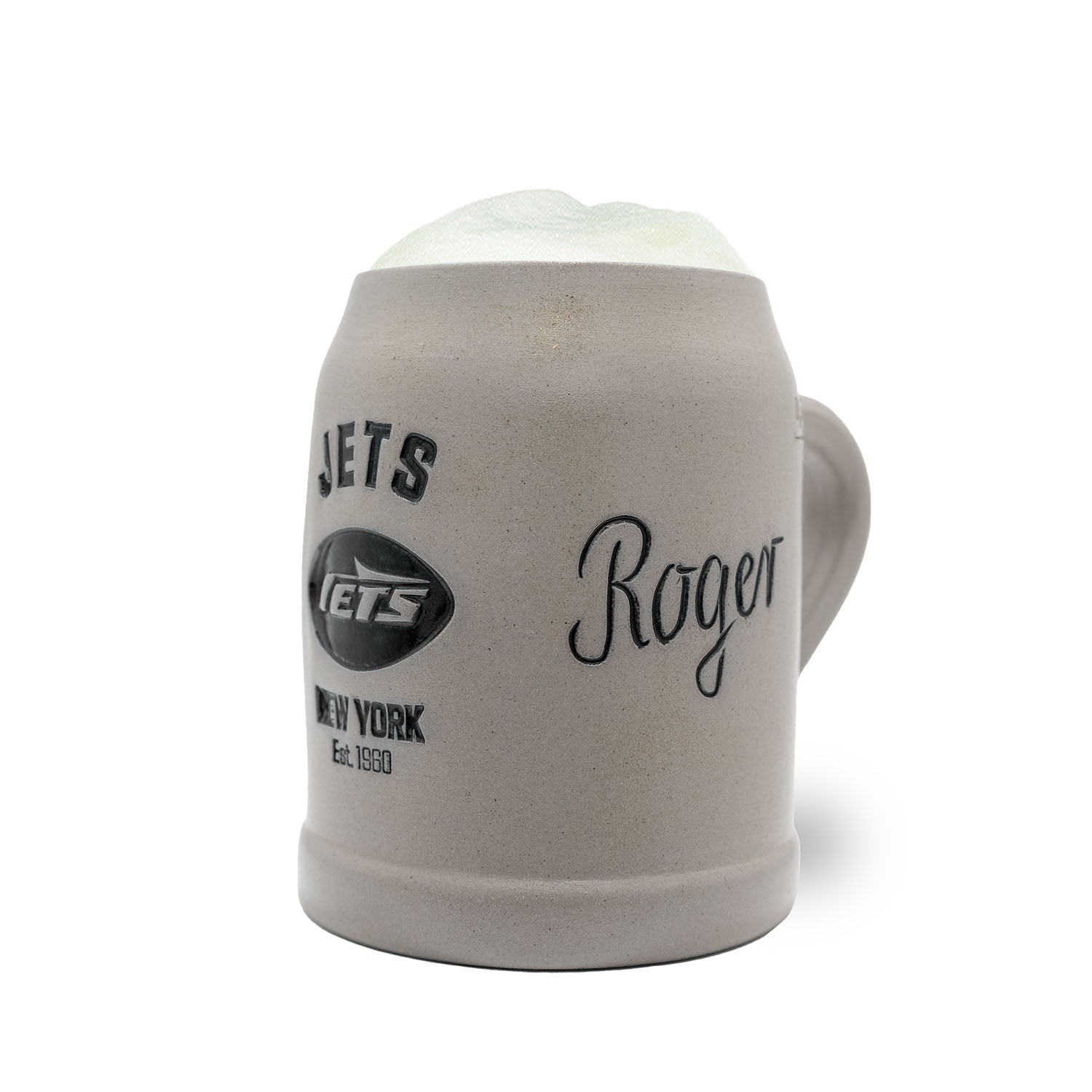 Grauer NFL PREMIUM Teamkrug New York Jets aus Steinzeug mit Logo und dem Namen Roger, gefüllt mit Schaum.